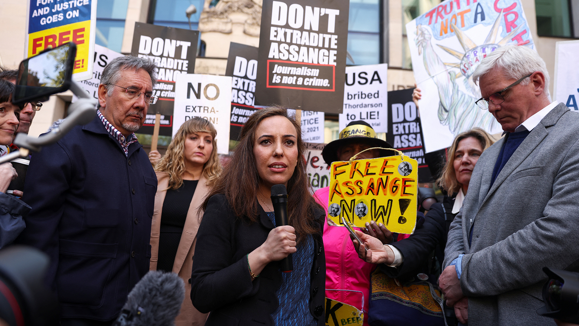 Stella Moris spricht während einer Demonstration vor dem Westminster Magistrates' Court in London. | REUTERS