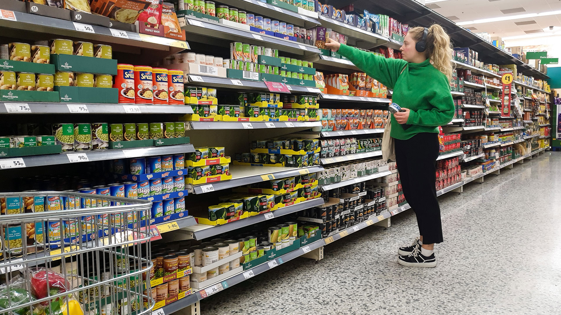 Eine Frau kauft in einem Morrisons Supermarkt in London (Großbritannien) ein.