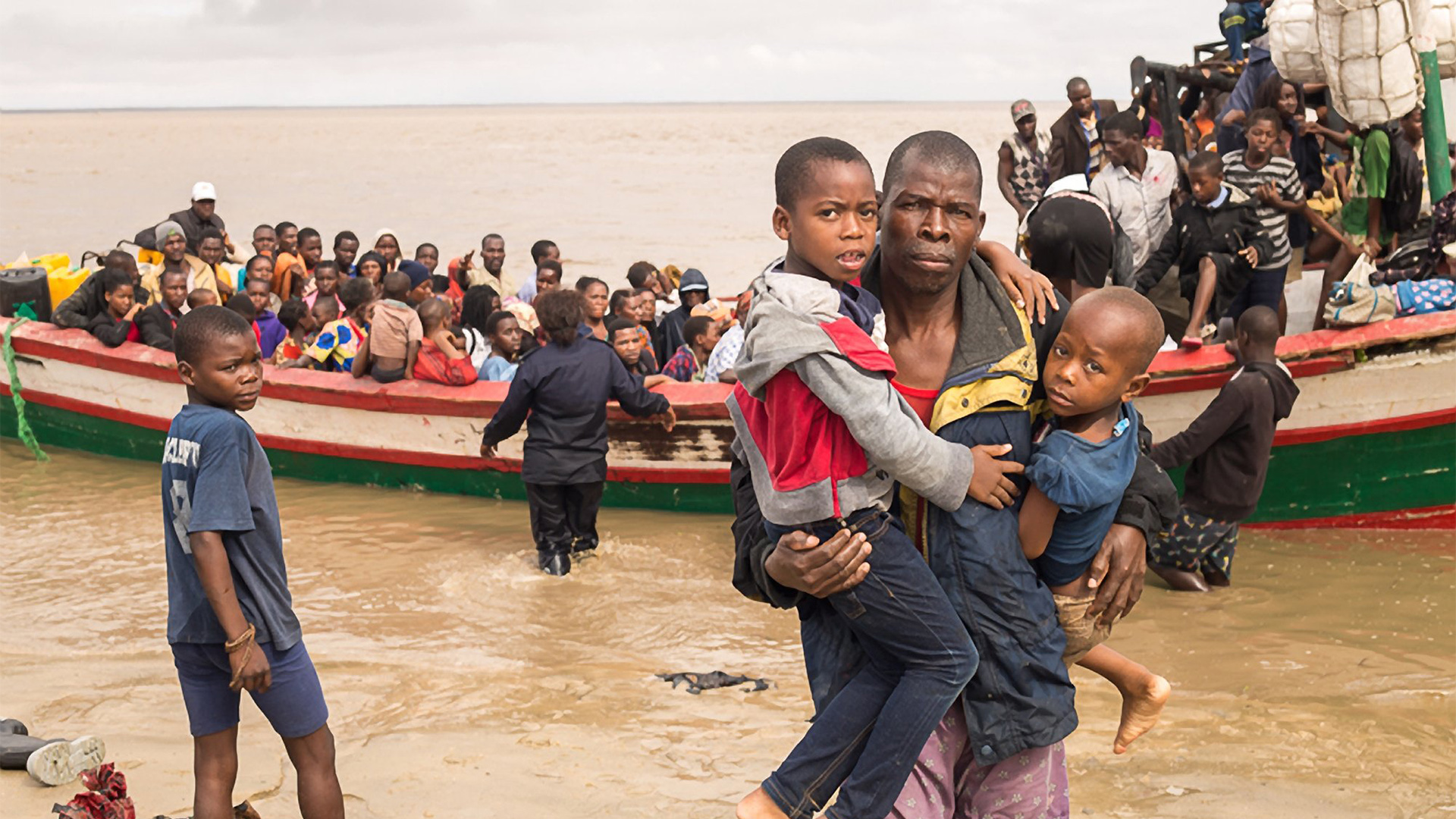 Opfer des Taifuns Ida erreichen eine Hilfsstation in Beira, Mosambik.