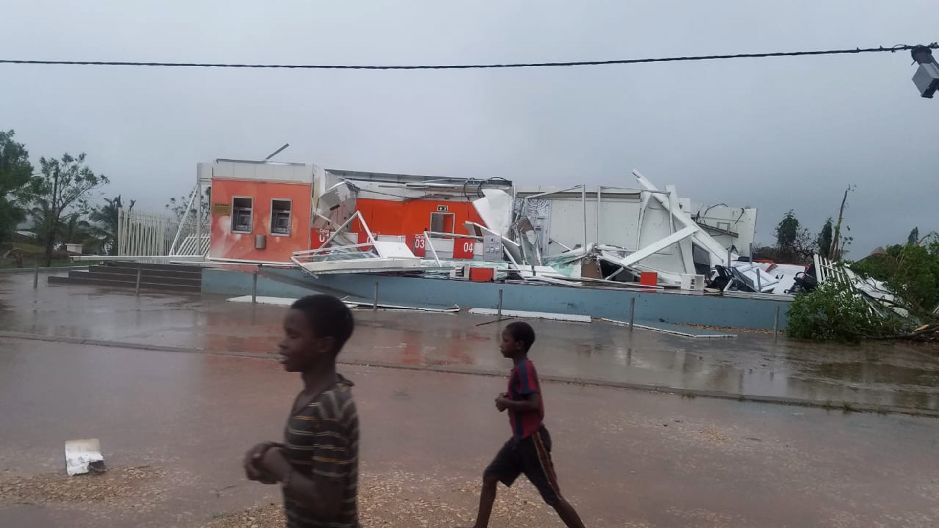 Kinder gehen an einem von Zyklon "Kenneth" beschädigten Haus vorbei, Pemba/Mosambik. | World Vision