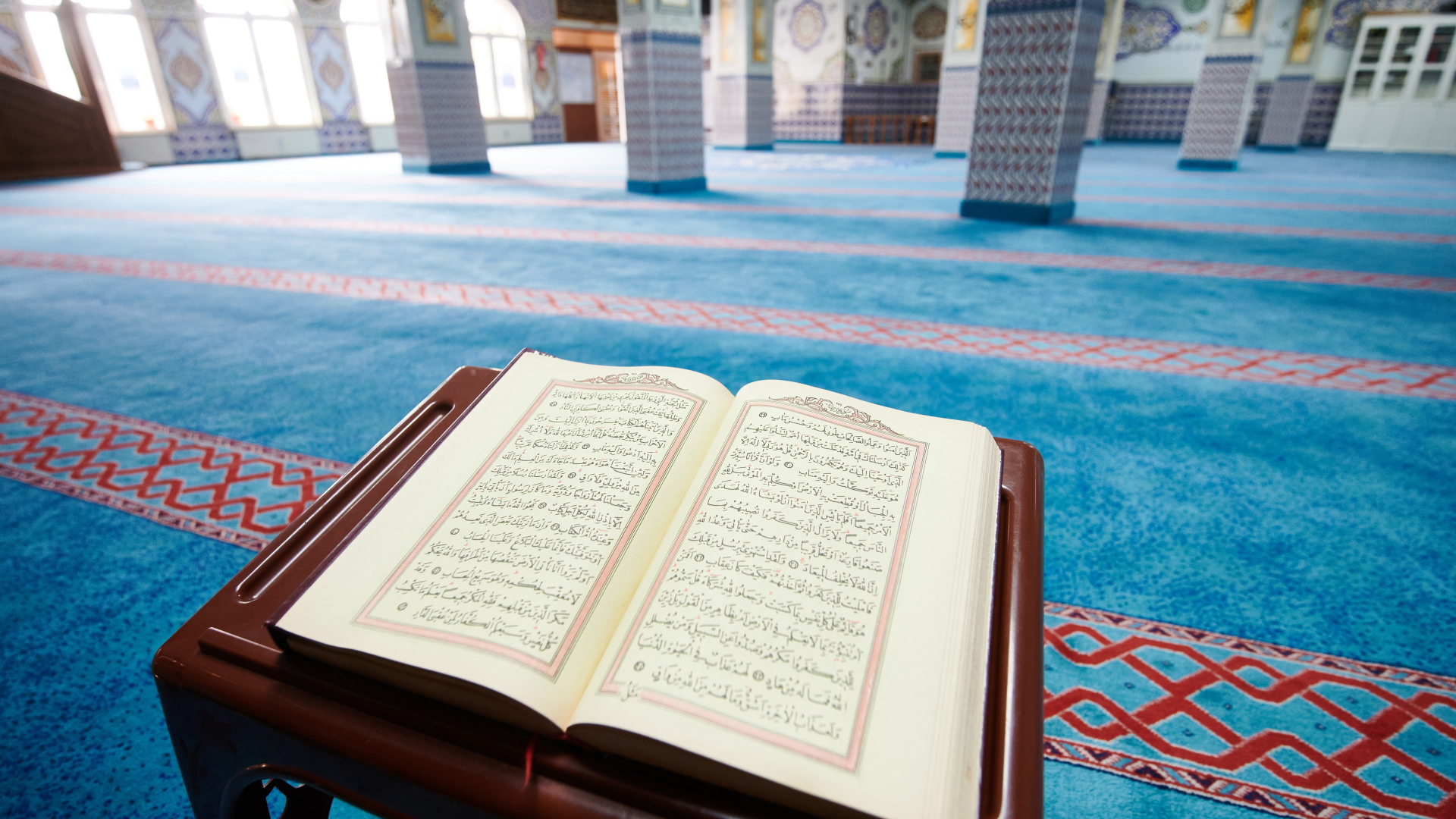 Ein aufgeschlagener Koran liegt im Gebetsraum der Ditib Zentralmoschee in Wuppertal. | dpa