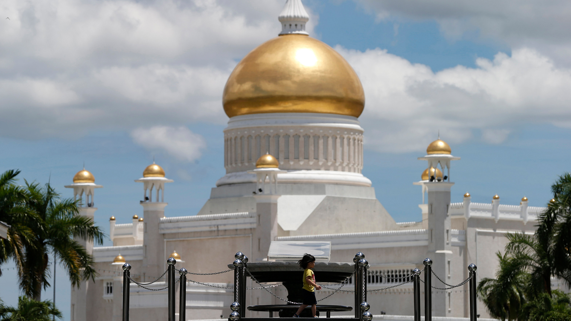 Blick auf die Sultan Omar Ali Saifuddien Moschee in Brunei | AP