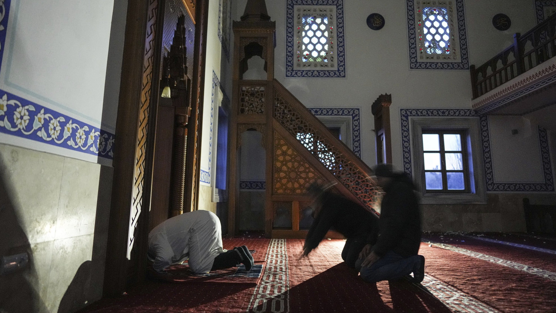 Betende in der Moschee in Mariupol | AP