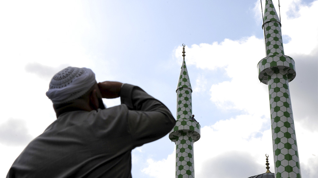 Ein Mann beobachtet ein Minarett an der Centrum-Moschee in Hamburg. (September 2009)