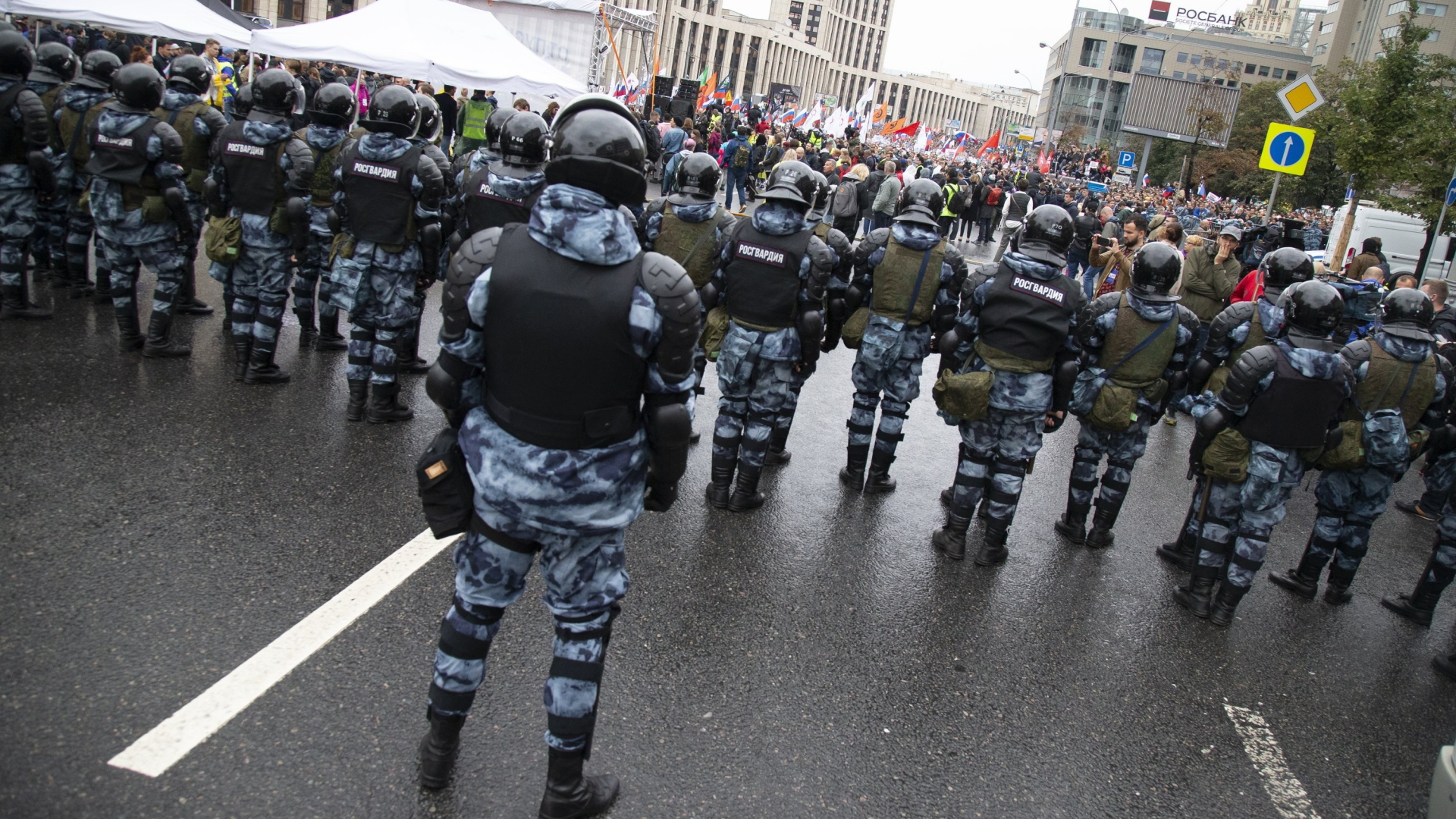 Polizei und Demonstranten in Moskau | dpa