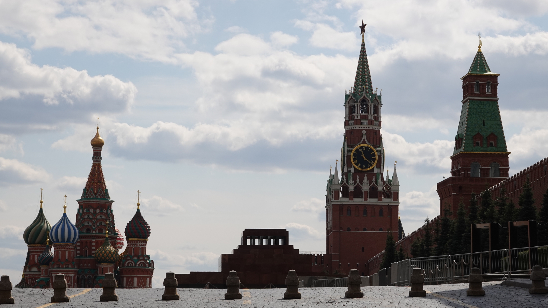Basiliuskathedrale (li), das Leninmausoleum und der Spasski-Turm des Kreml (re.) am Roten Platz in Moskau. | dpa