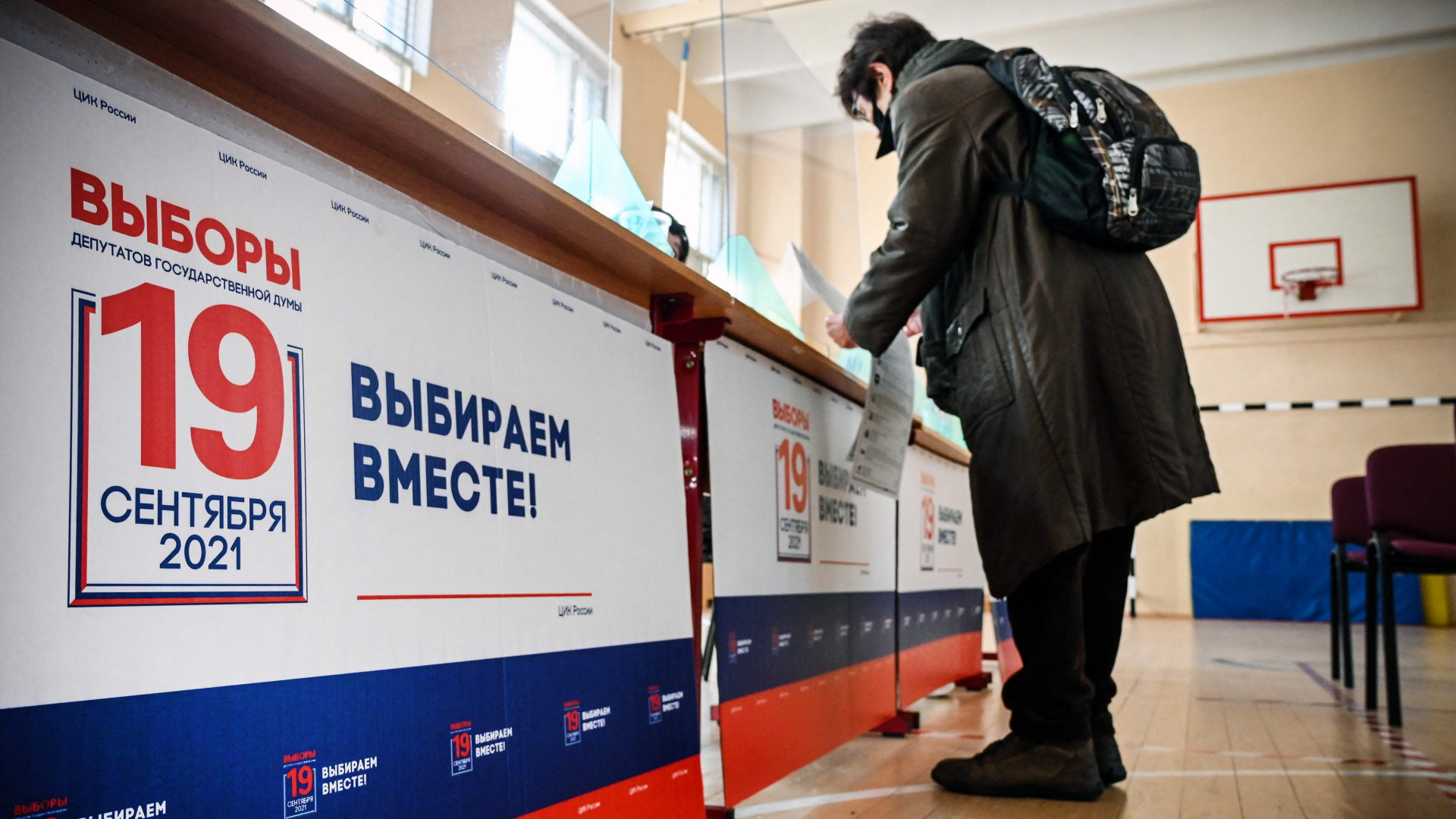 Eine Frau gibt in Moskau ihre Stimme ab | AFP