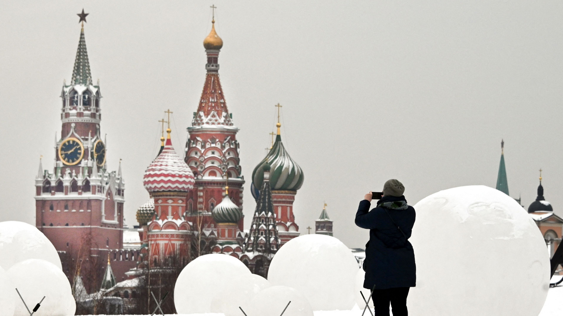 Eine Frau fotografiert den Kreml in Moskau | AFP