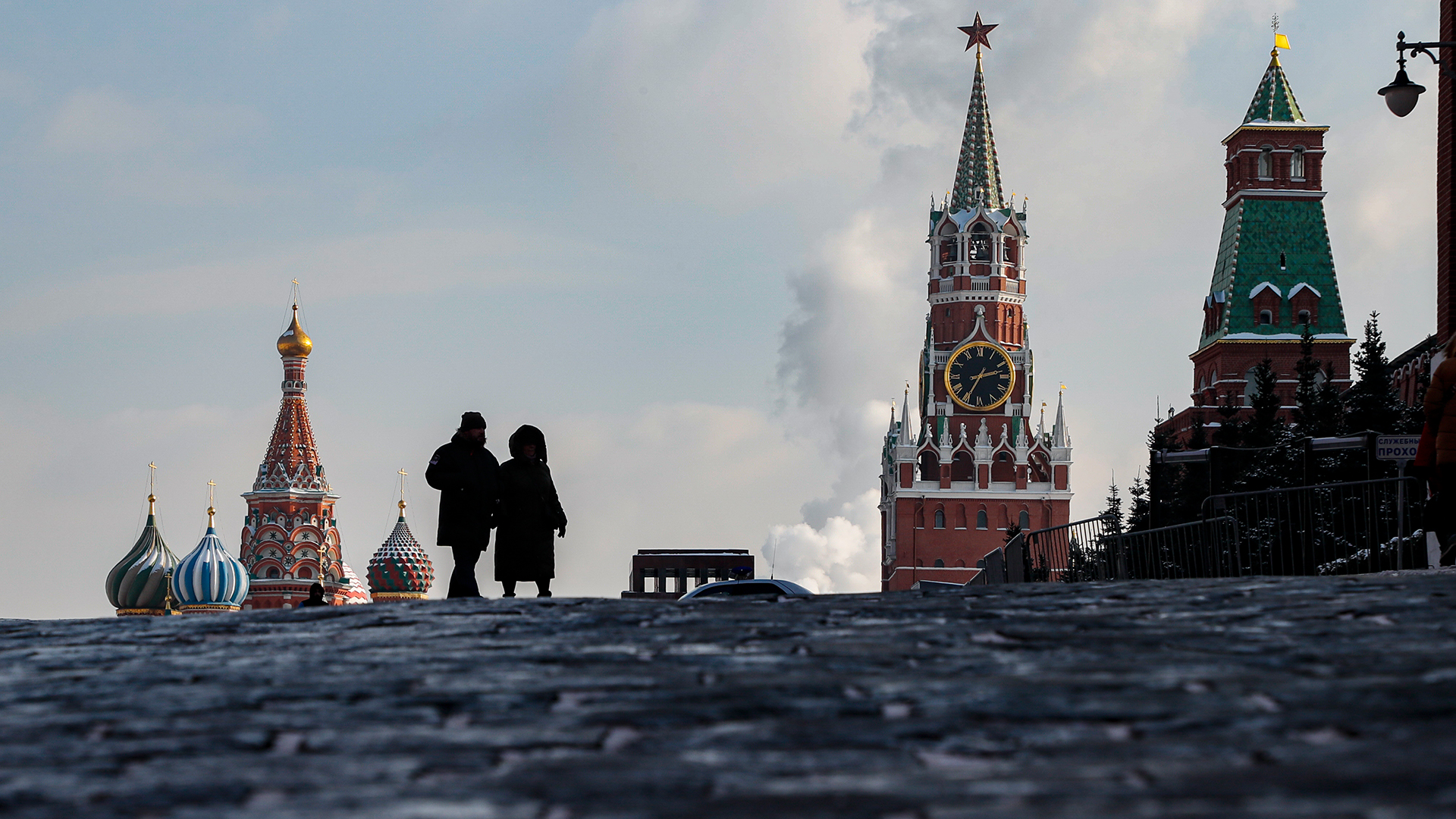 Menschen überqueren den Roten Platz in Moskau (Russland). | EPA