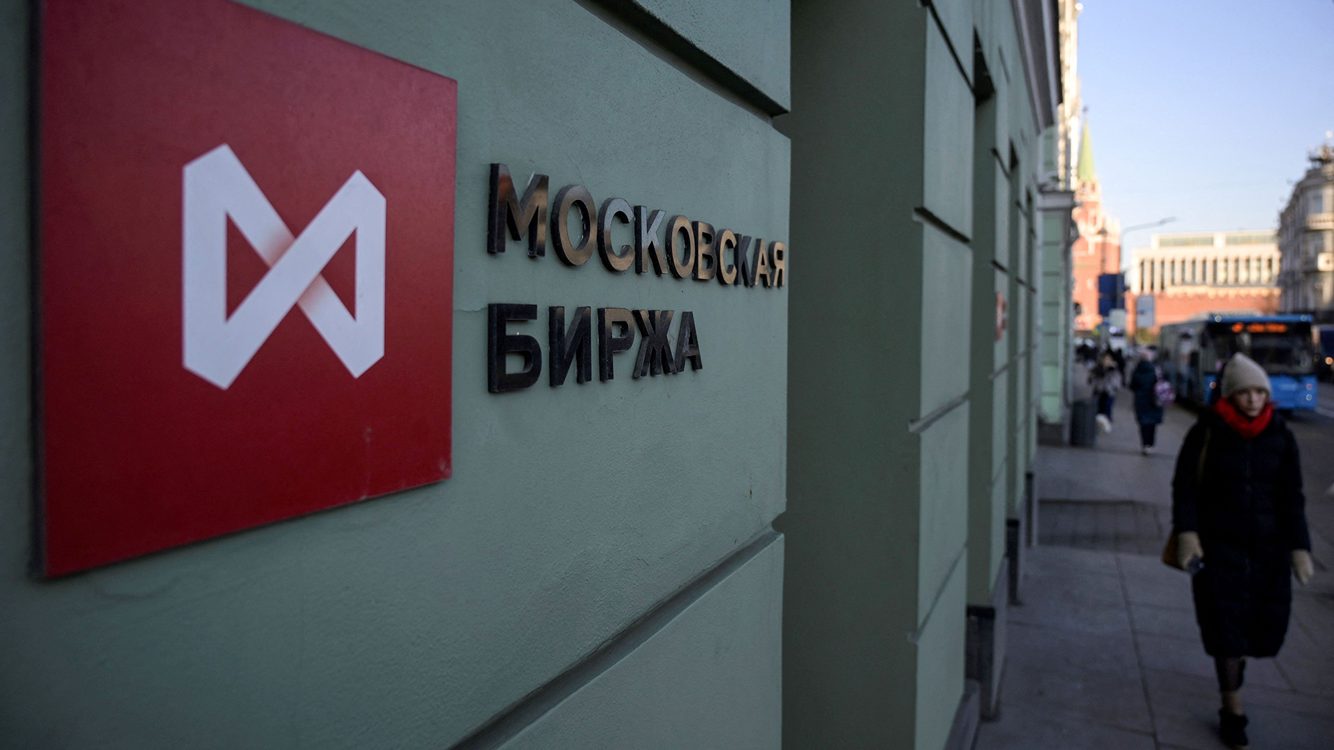 Eine Frau geht am Gebäude der Moskauer Börse vorbei. | AFP