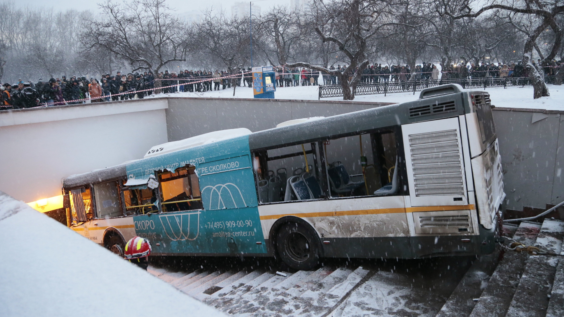 Mitten im Moskauer Silvesterverkehr ist ein Linienbus in eine Fußgängerunterführung gefahren und hat mehrere Menschen tödlich verletzt. | Bildquelle: dpa