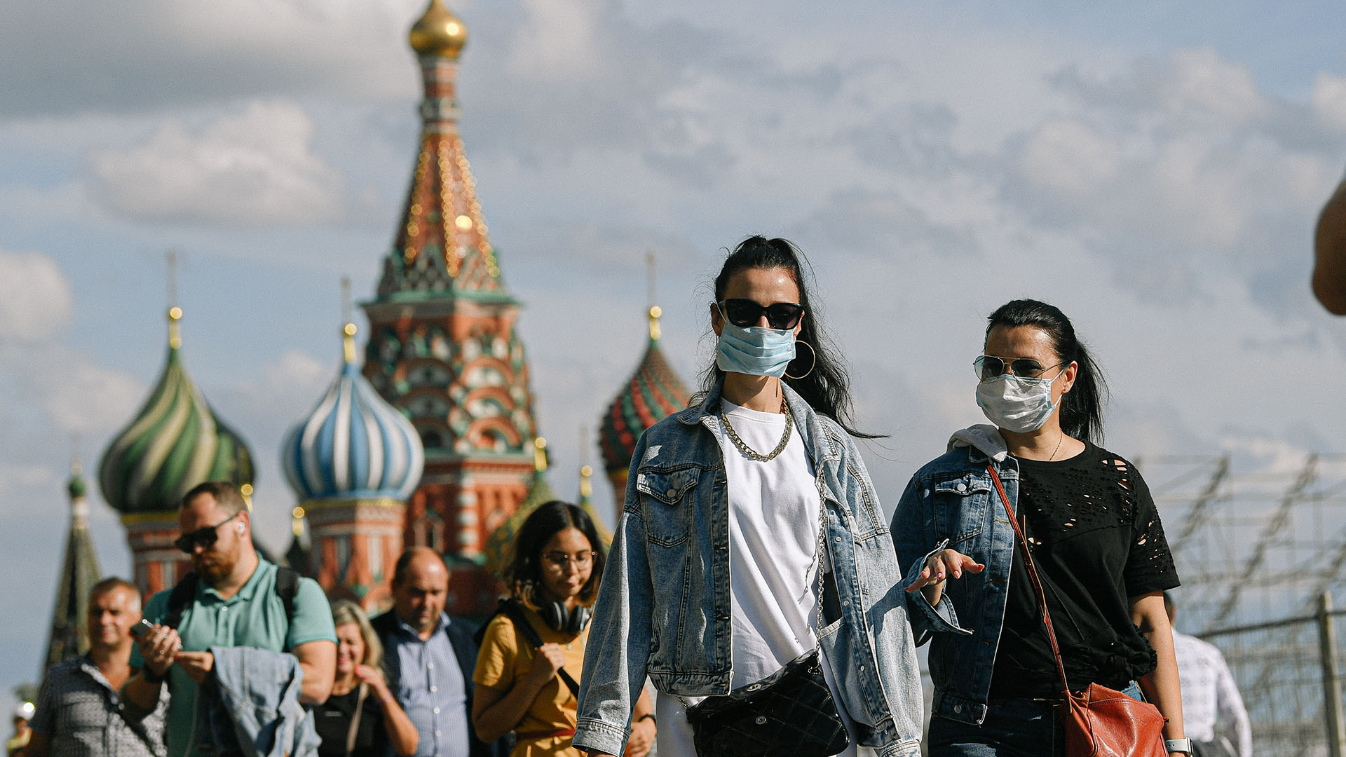 Menschen mit Mund-Nasen-Schutz spazieren über den Roten Platz in Moskau. (Archivbild: 03.08.2021) | dpa