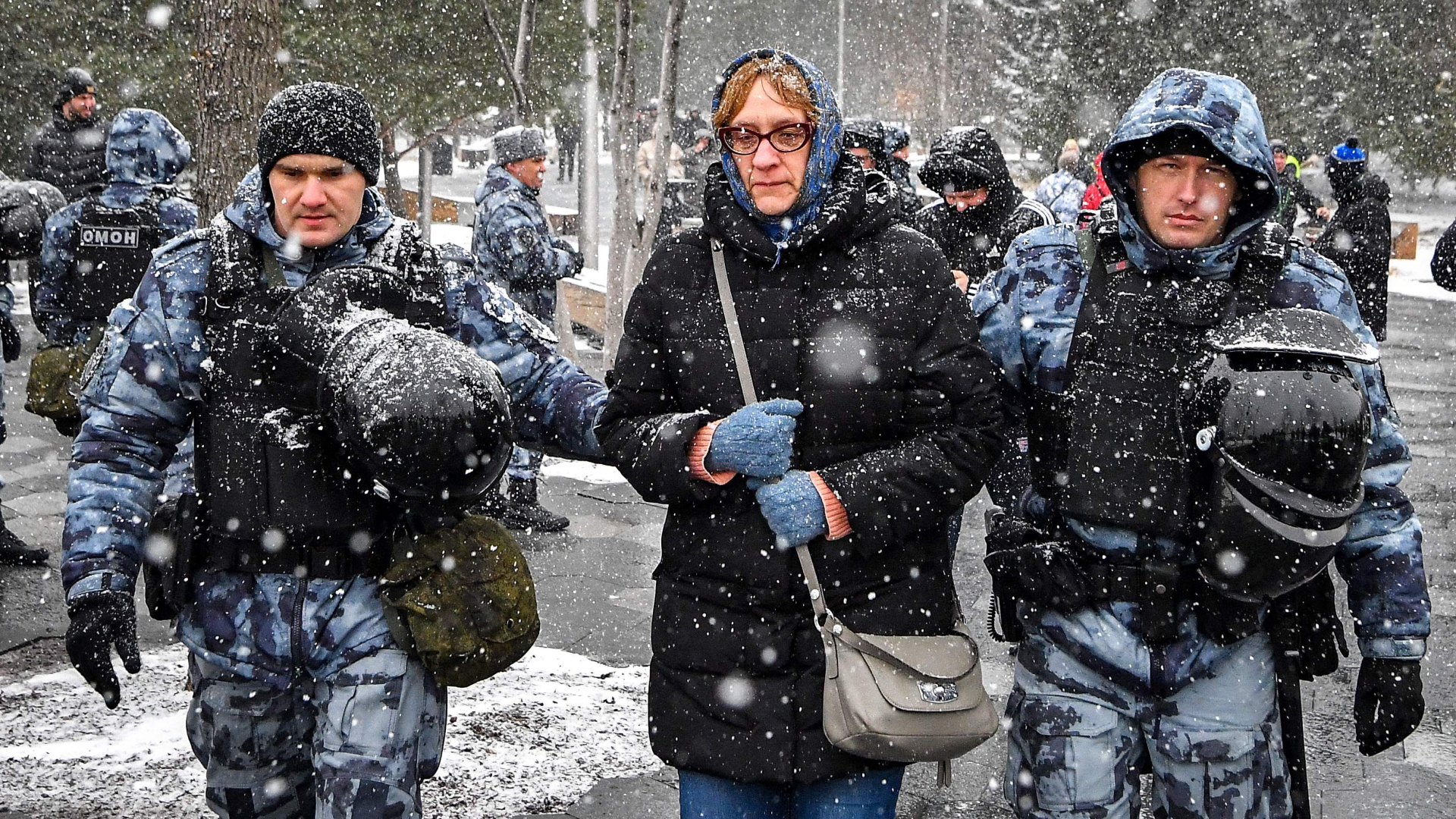 Polizisten in Moskau nehmen eine Demonstrantin fest. | AFP
