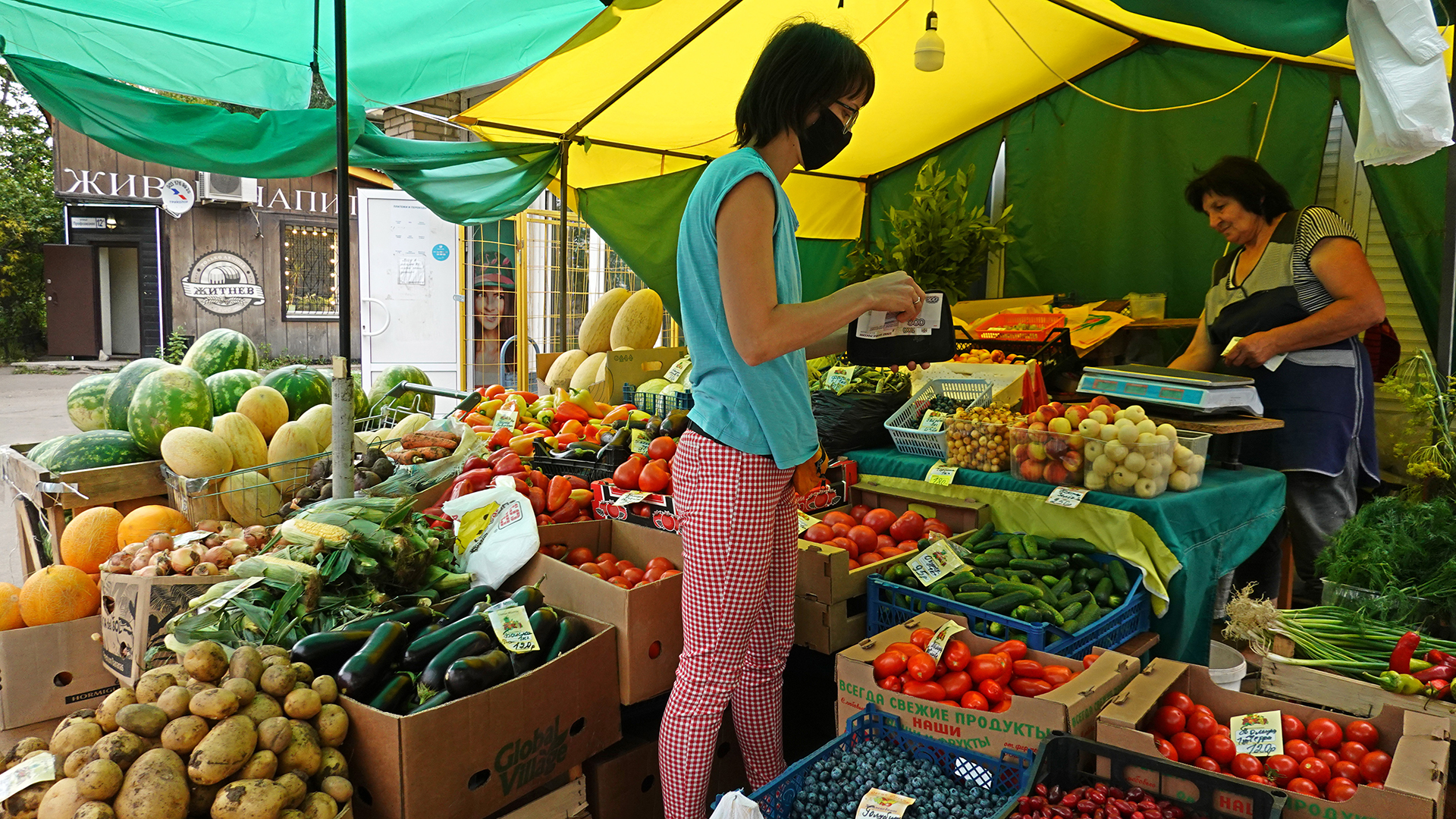 Eine Frau kauft auf einem Straßenmarkt in Moskau ein. | EPA