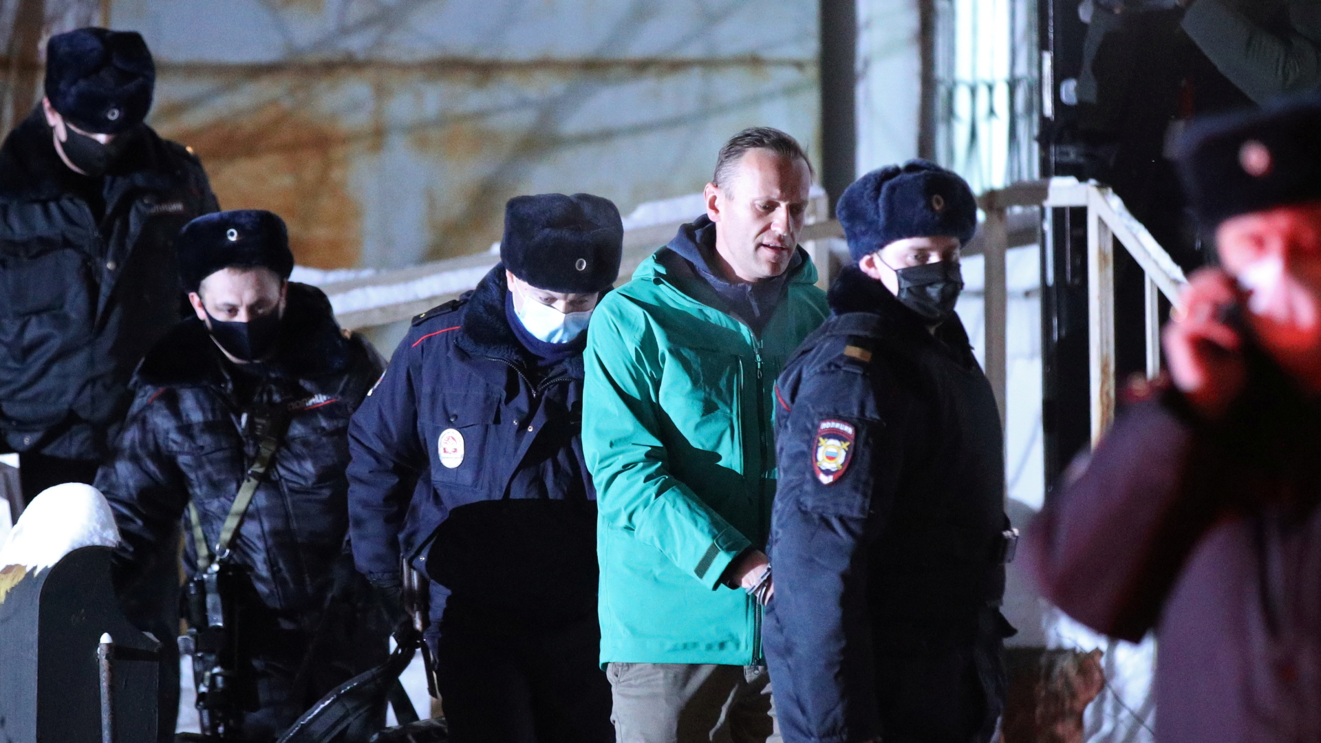 Der Kremlkritiker Nawalny wird nach einer Anhörung in Moskau von der Polizei abgeführt.