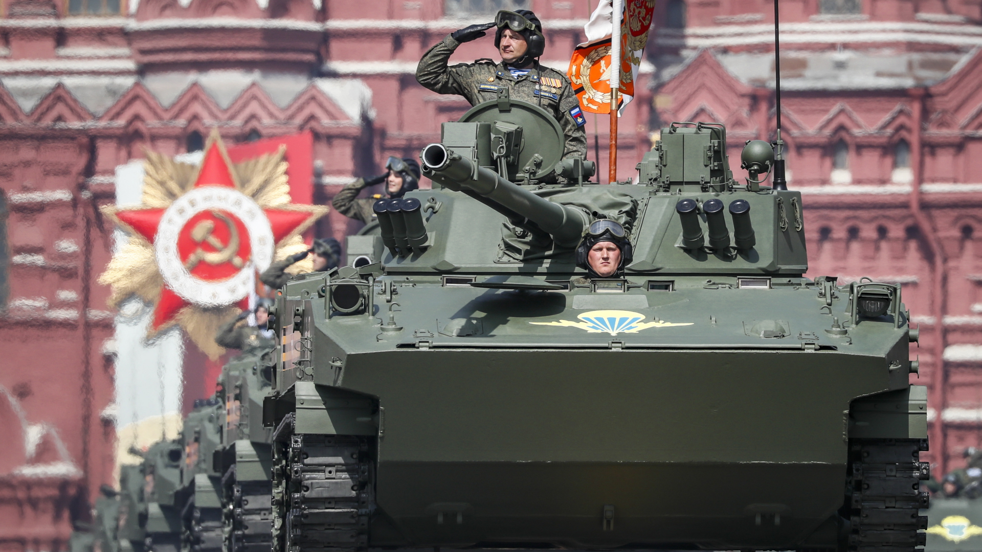 Ein Panzer der russischen Armee auf dem Roten Platz in Moskau bei den Proben zur Militärparade anlässlich des Endes des Zweiten Weltkriegs. | EPA