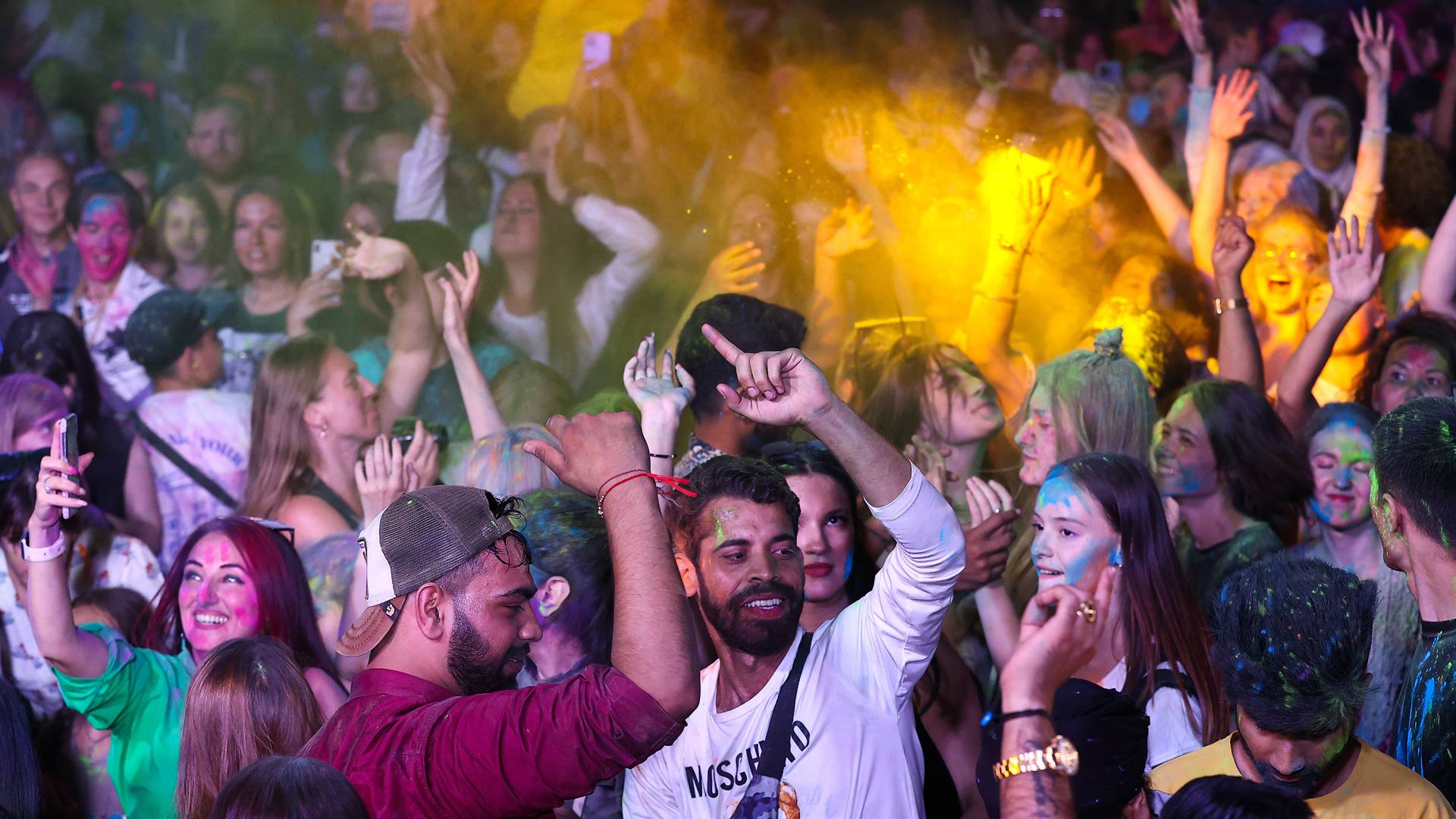 Junge Menschen feiern in Moskau eine populäre Party-Version des Farbenfests "Holi". | picture alliance/dpa/TASS