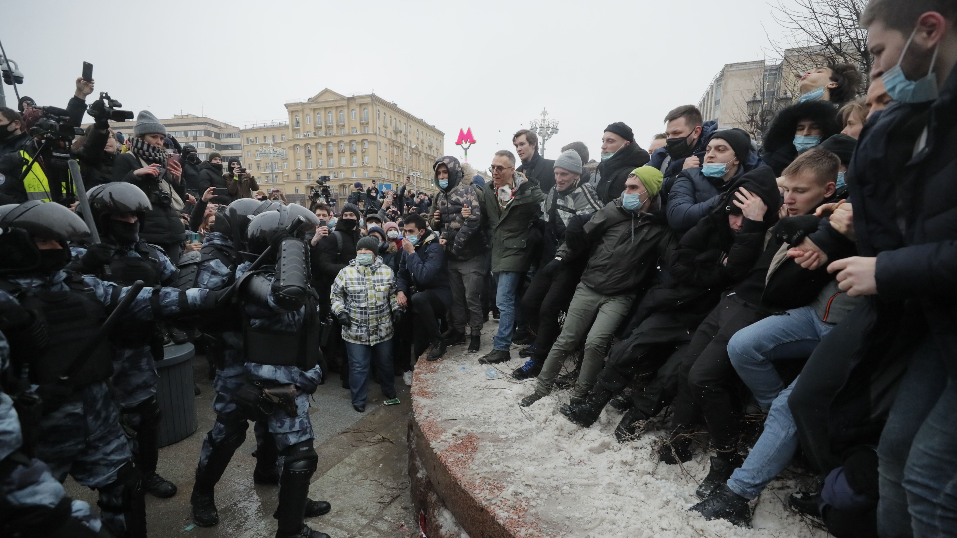 Demonstranten und Sicherheitskräfte stehen sich bei Protesten für die Freilassung von Alexej Nawalny in Moskau gegenüber. | MAXIM SHIPENKOV/EPA-EFE/Shutters