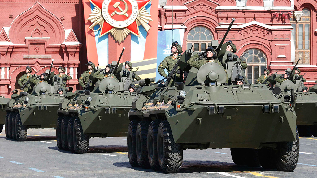 Soldaten nehmen an der Militärparade in Moskau teil | REUTERS