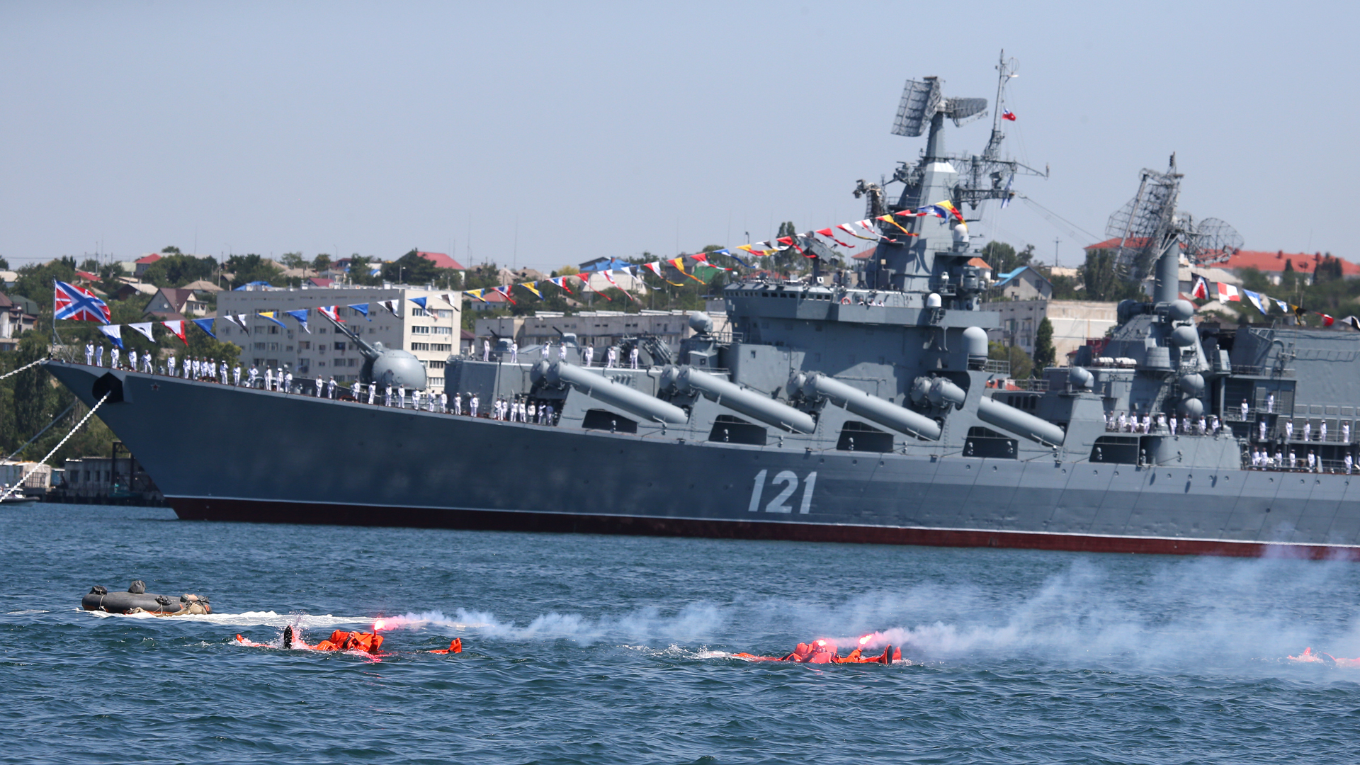Der Kreuzer "Moskwa" von der russischen Schwarzmeerflotte im Hafen von Sewastopol (Bild von 2020). | picture alliance/dpa/TASS