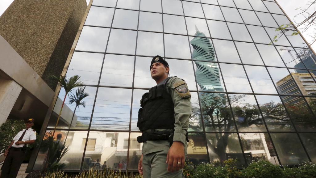 Ein Polizist überwacht den Eingang der Hauptzentrale von Mossack Fonseca in Panama-Stadt.