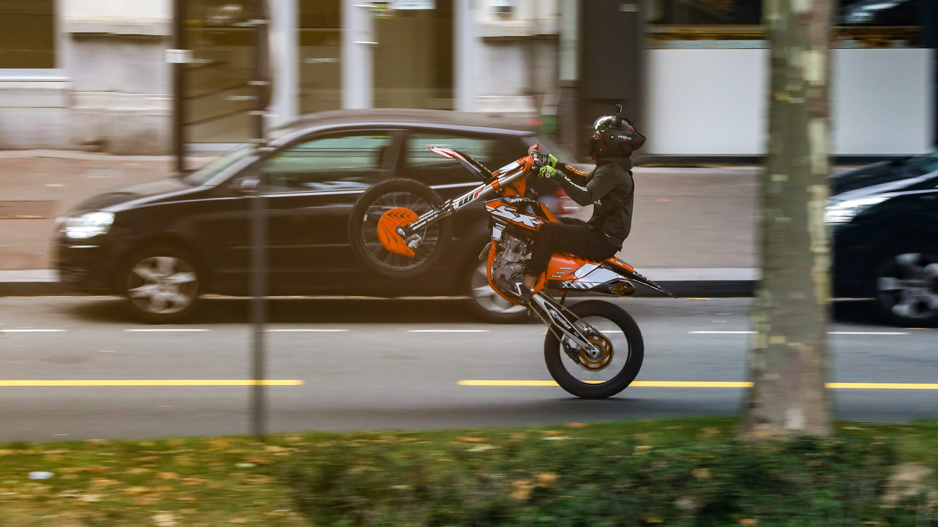 Ein Motorradfahrer in voller Fahrt auf dem Hinterreifen. | picture alliance / PHOTOPQR/VOIX
