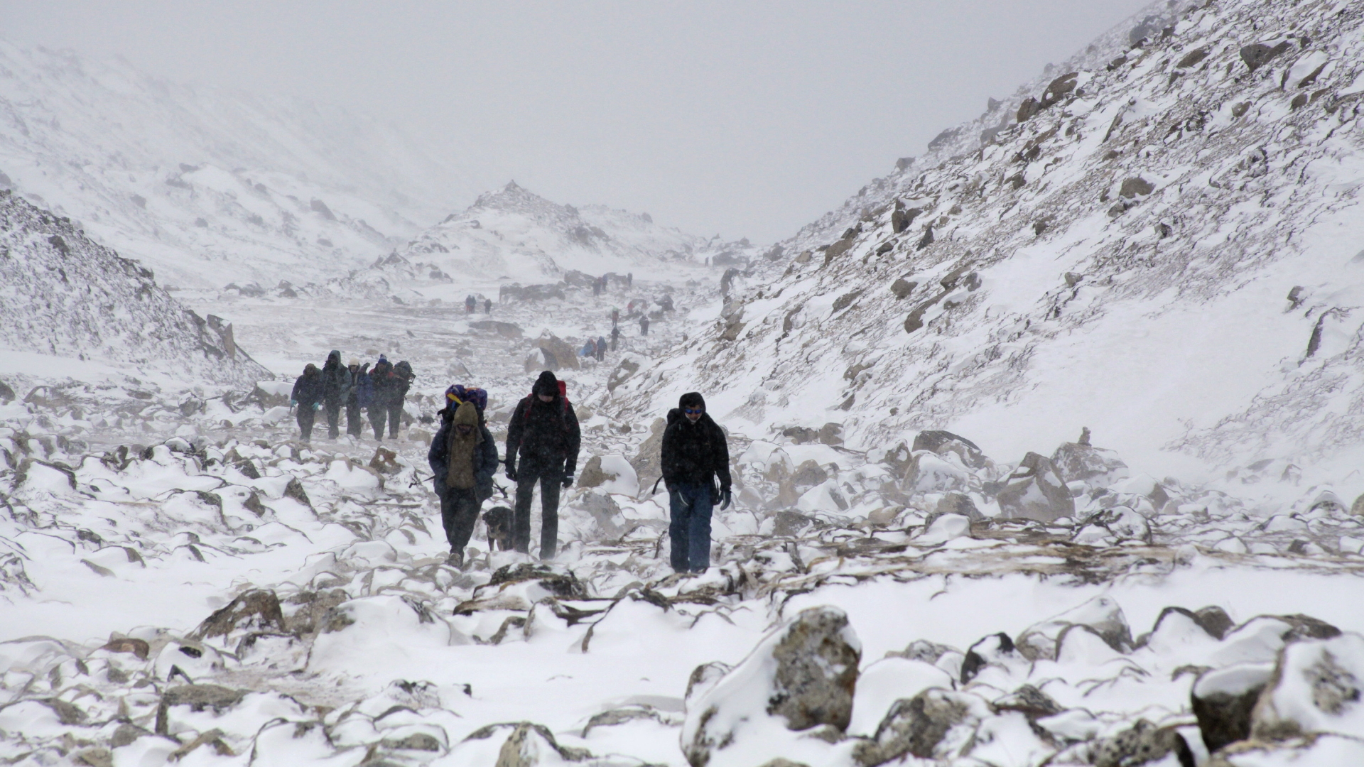 Eine Gruppe Bergsteiger auf dem Weg ins Basislager auf dem Mount Everest | dpa