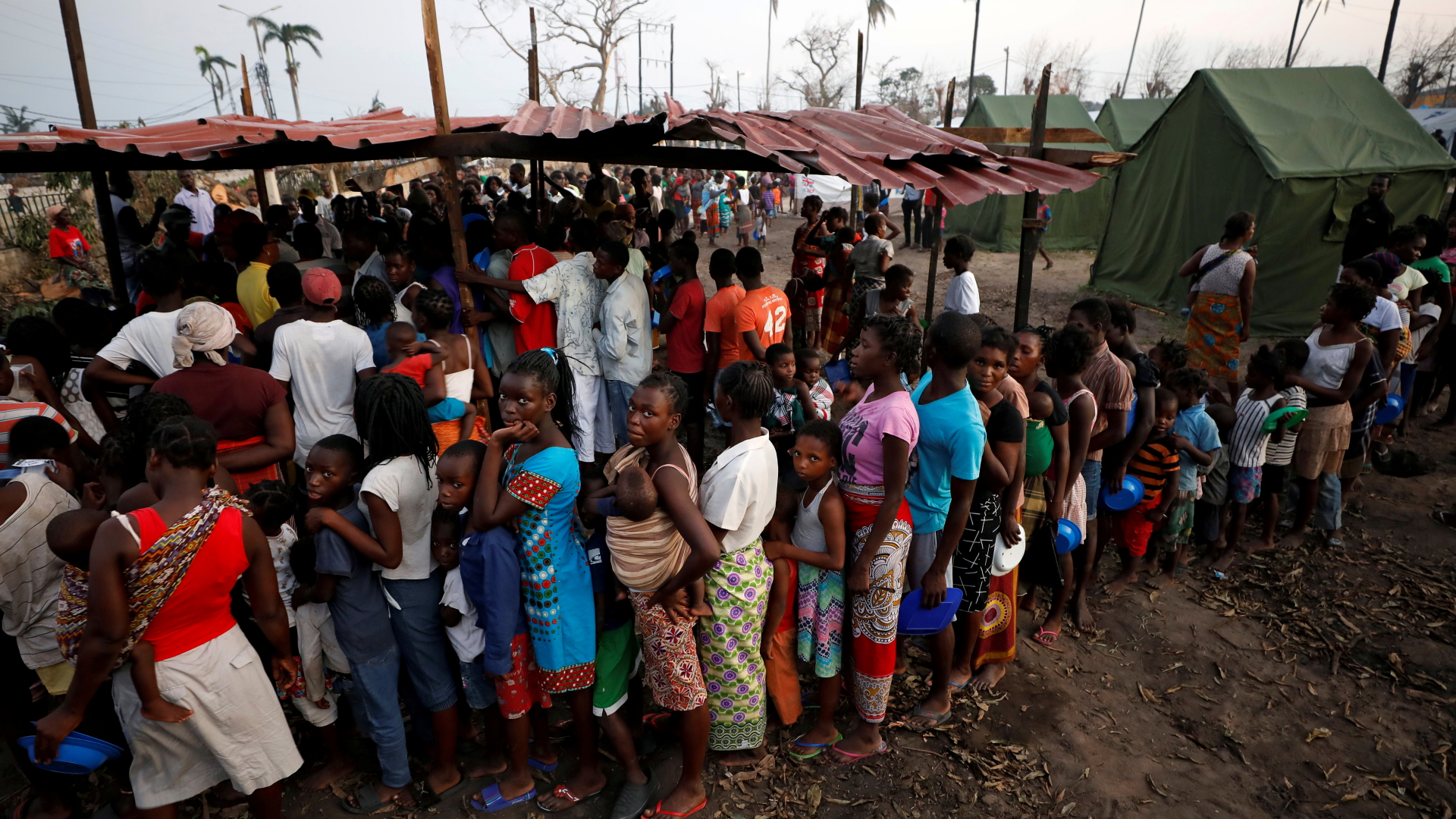Nach dem Zyklon "Idai" stehen Menschen in Mosambik um Essen an. | REUTERS