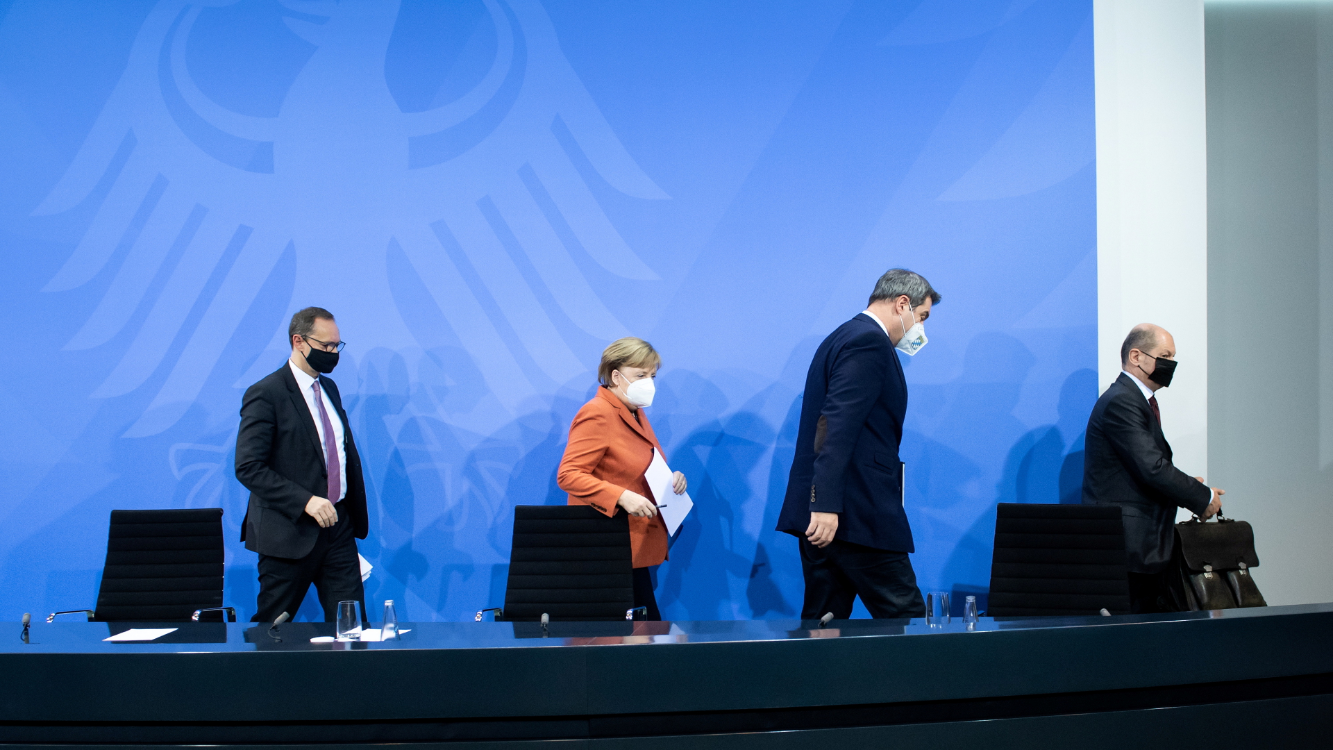 Michael Müller, Angela Merkel, Markus Söder und Olaf Scholz (von links) nach der Pressekonferenz zum Corona-Lockdown | REUTERS