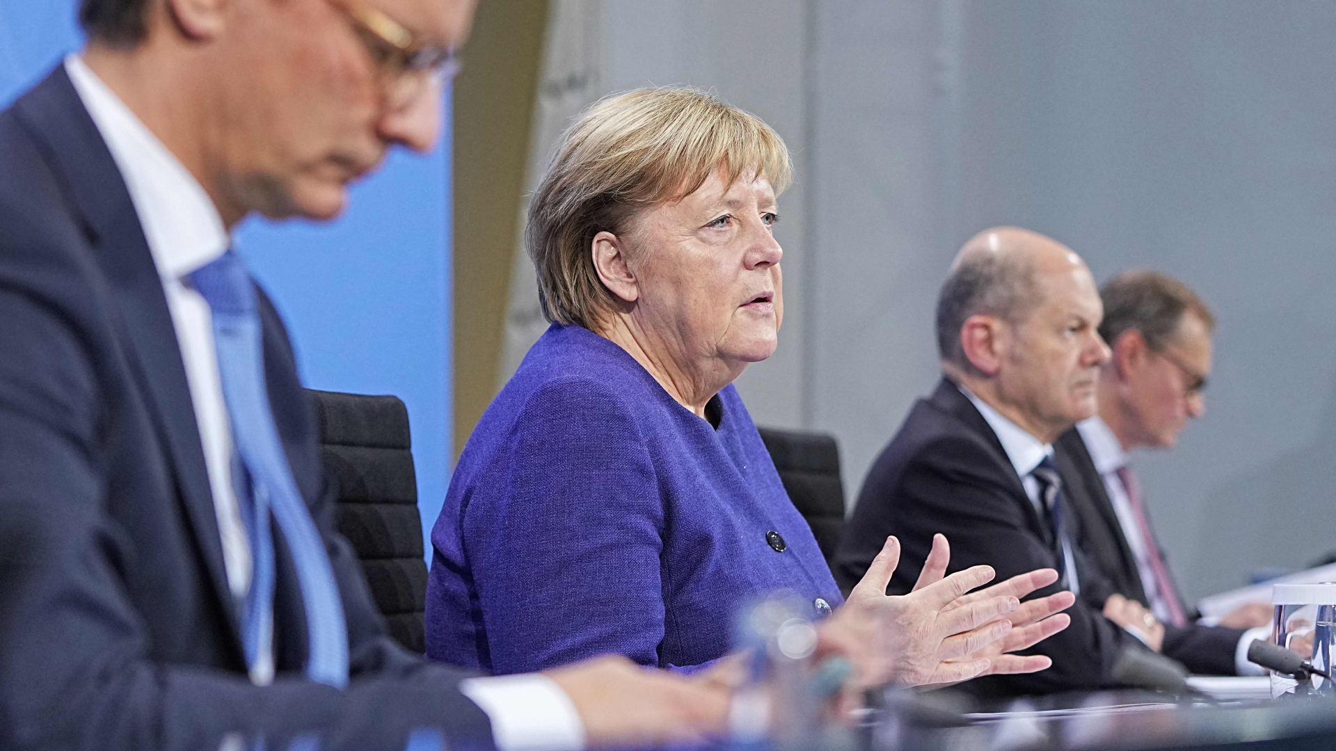 Wüst, Merkel, Scholz und Müller (von links) nach der Bund-Länder-Runde | AFP