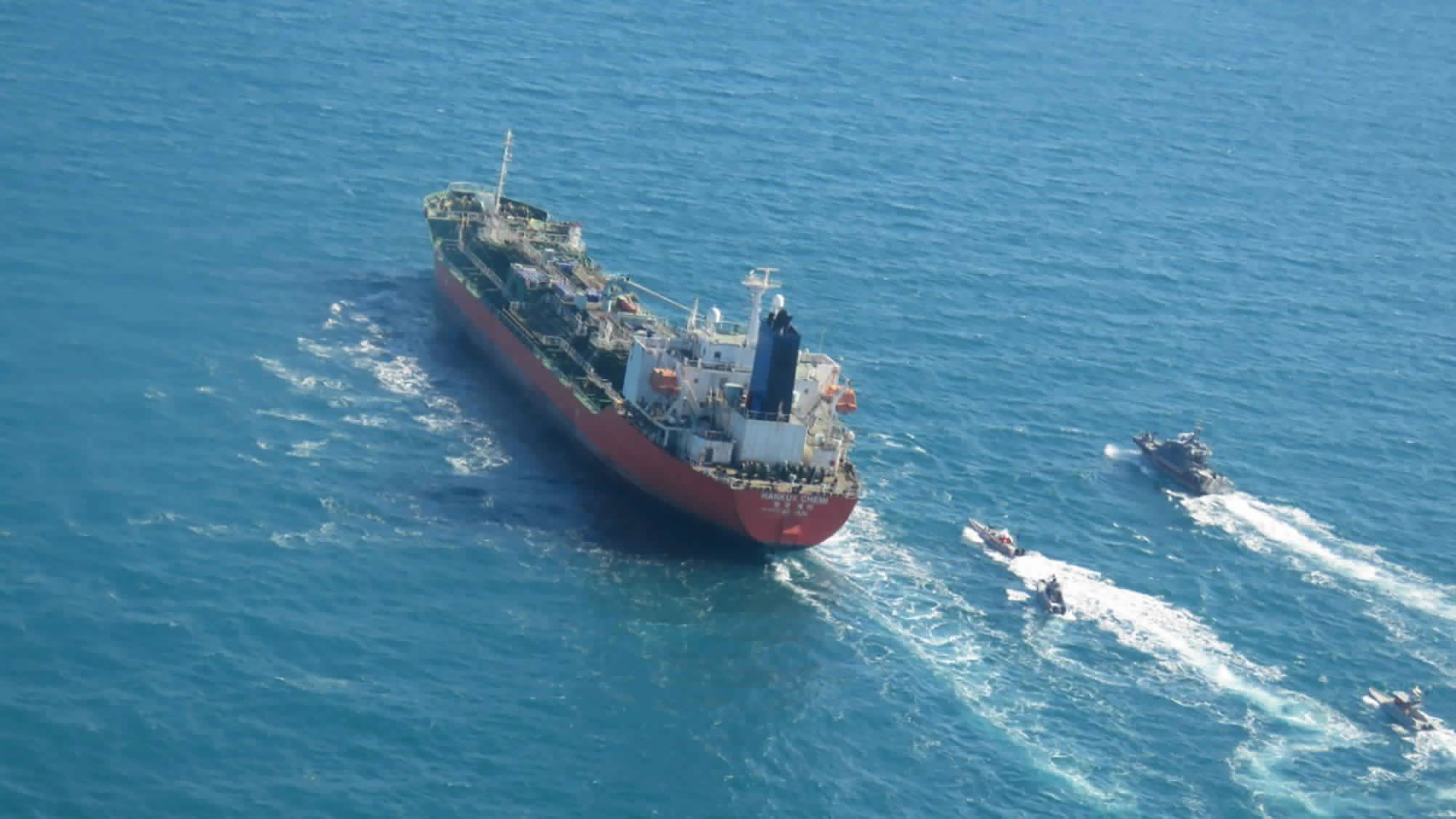 Der südkoreanische Tanker MT Hankuk Chemi wird von zwei Booten im persischen Golf eskortiert. (Bild: 04.01.21) | picture alliance/dpa/Tasnim News