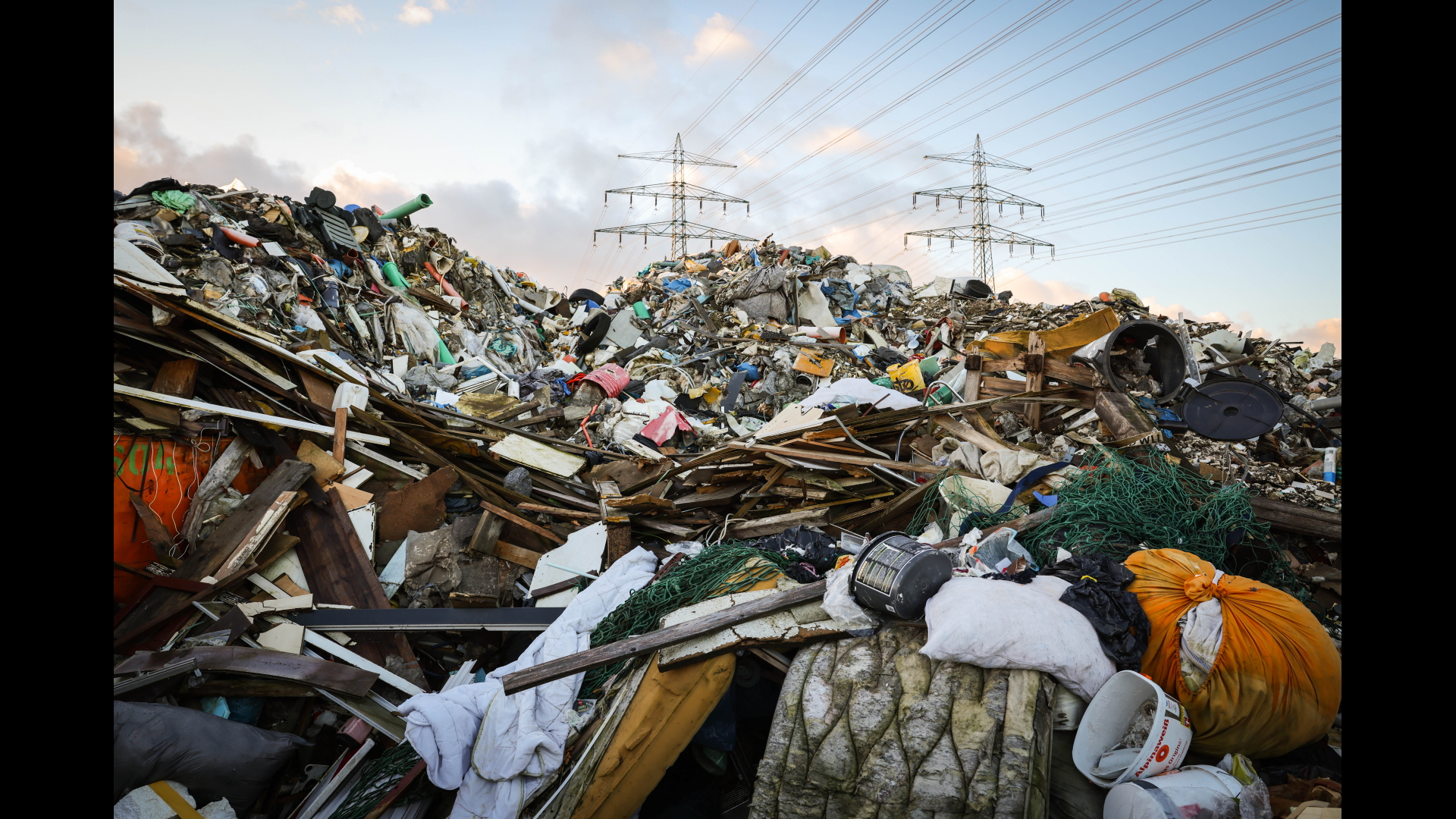 Bergeweise Müll auf einer Deponie in Norderstedt bei Hamburg | dpa