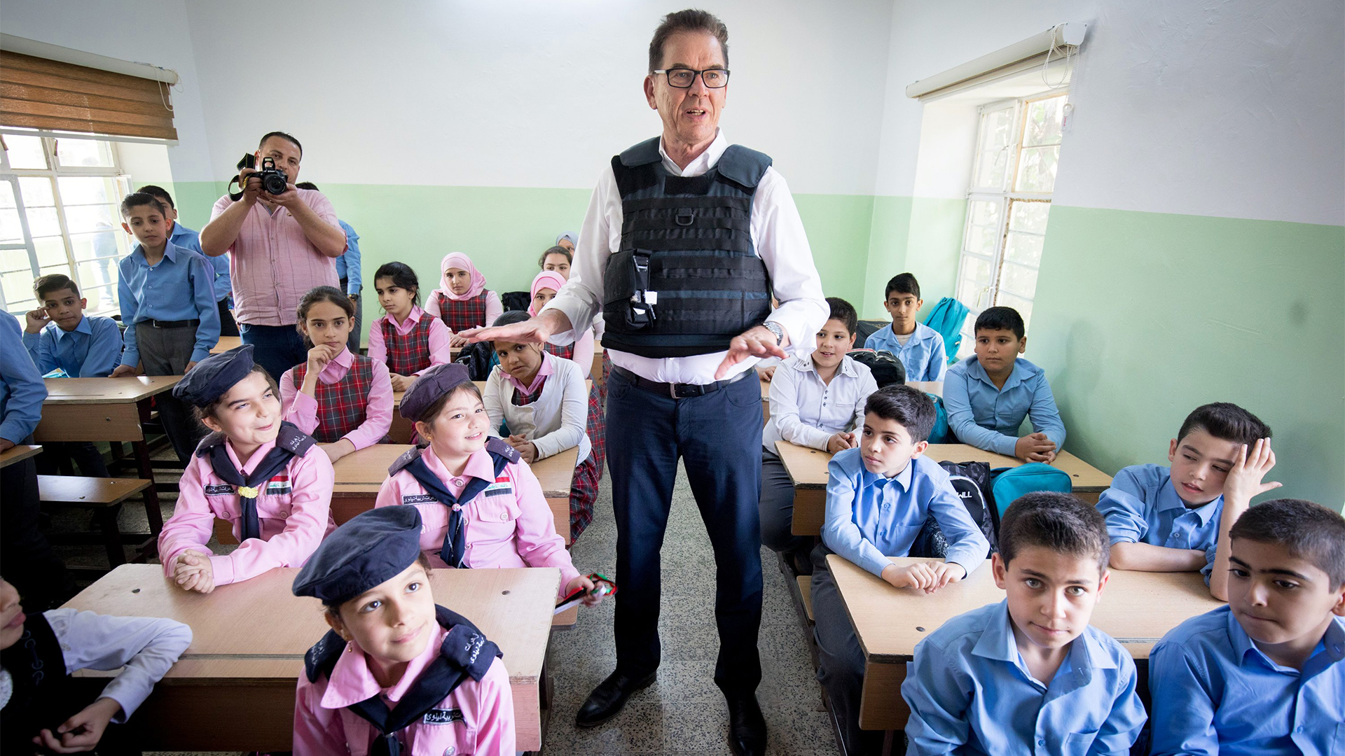 Entwicklungsminister Müller, spricht in einer wiederaufgebauten Schule in Mossul, Irak mit Schulkindern. | dpa