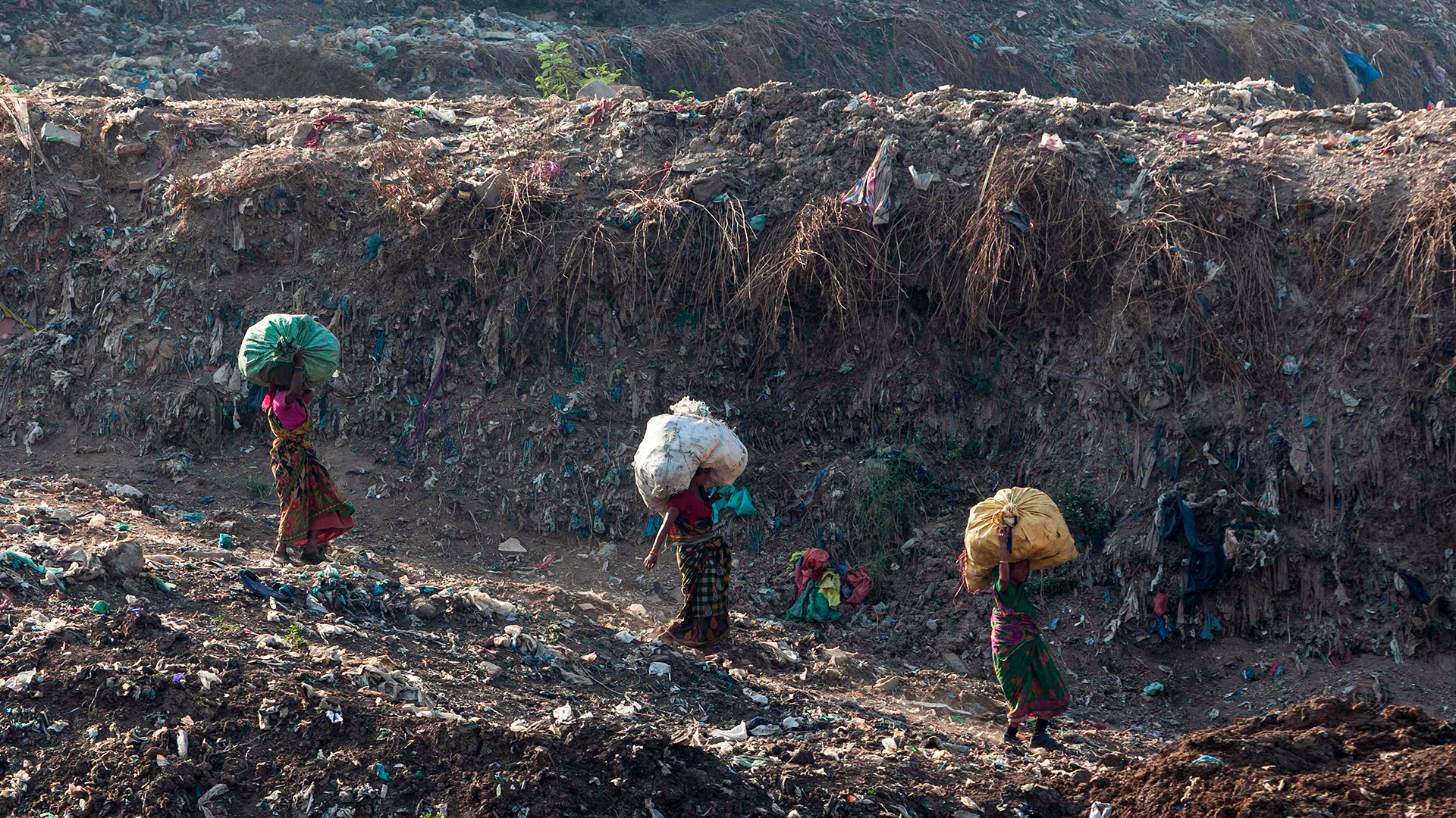 Indische Lumpensammler auf der Mülldeponie Ghazipur im Osten Neu-Delhis auf einem Archivbild im April 2018.  | AFP