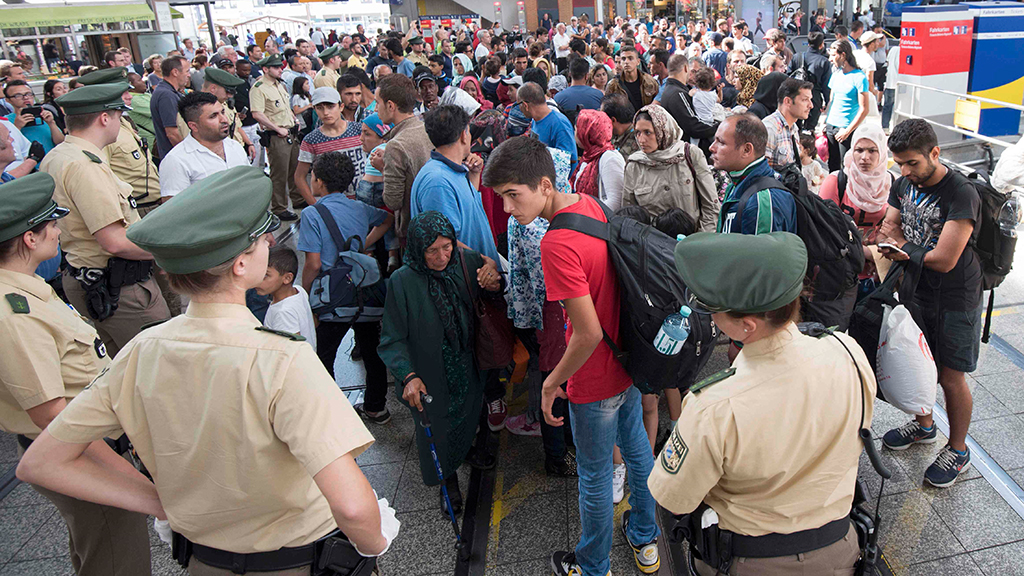 Flüchtlinge am Bahnhof in München  | Bildquelle: REUTERS