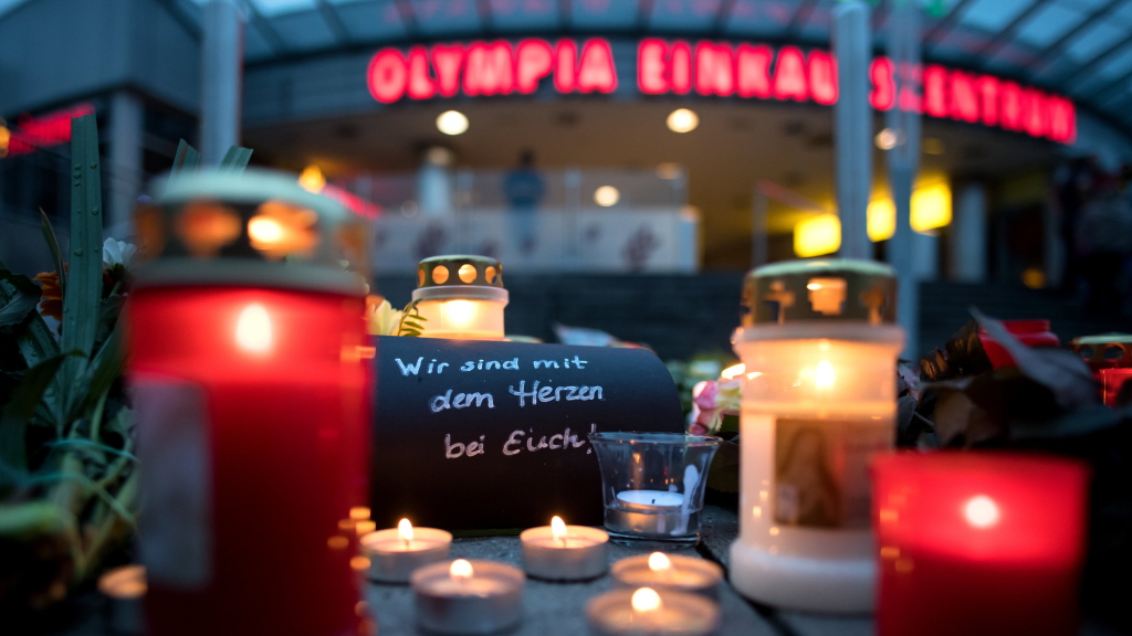 Blumen und Kerzen liegen vor dem Olympia-Einkaufszentrums (OEZ) in München.