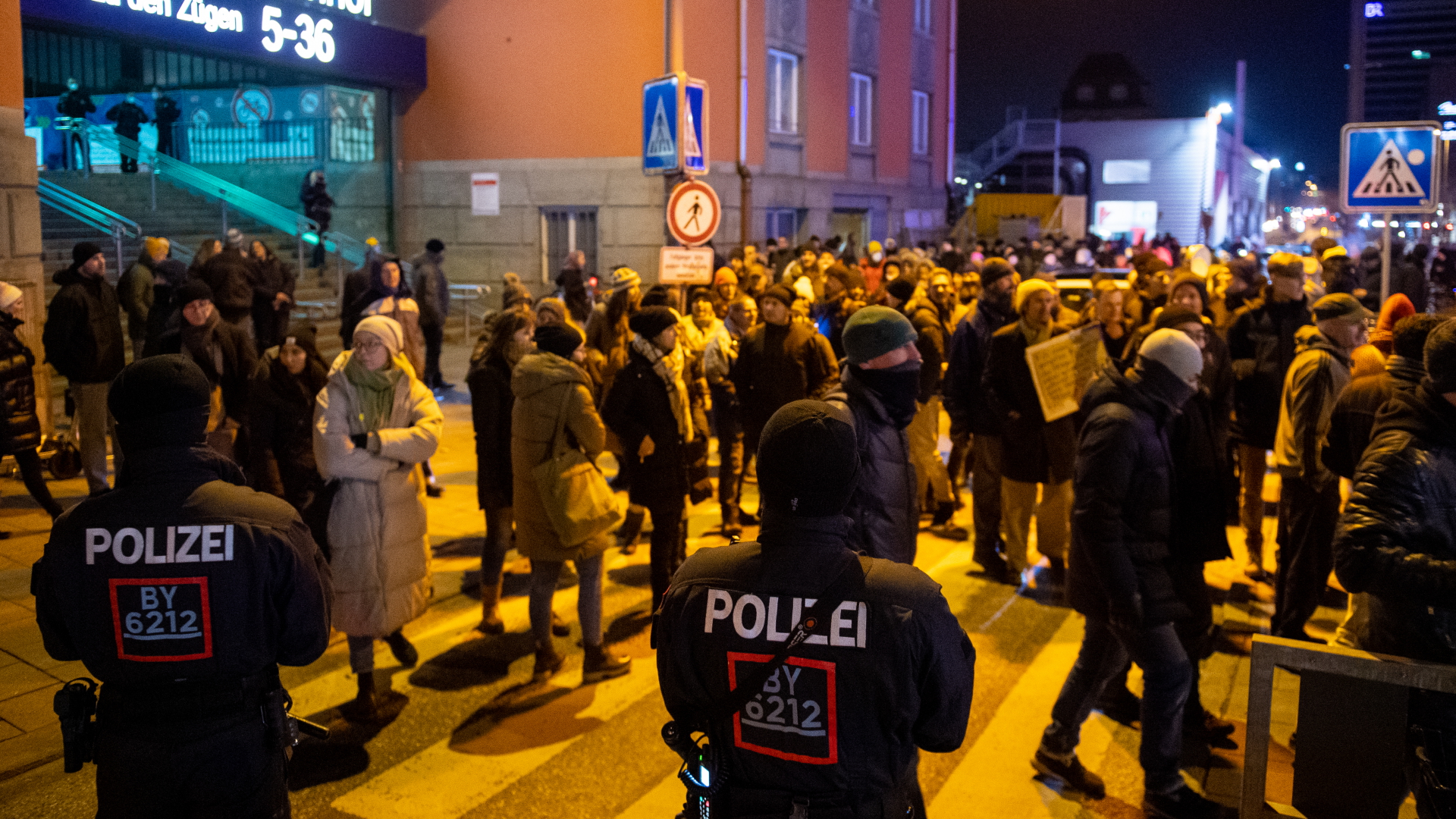 Polizisten versuchen einen Demonstrationszug von Gegnern der Corona-Politik vor dem Hauptbahnhof von München zu stoppen.  | dpa