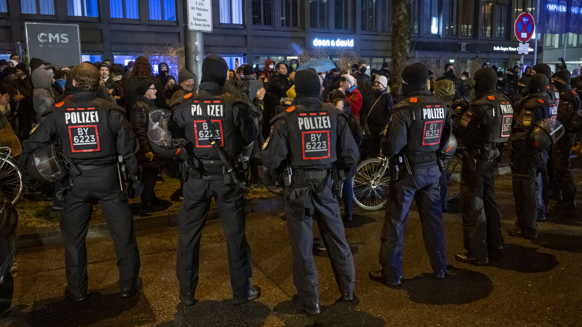 Gegner der Corona-Politik sind in der Innenstadt von München von der Polizei angehalten und eingekesselt worden.  | dpa