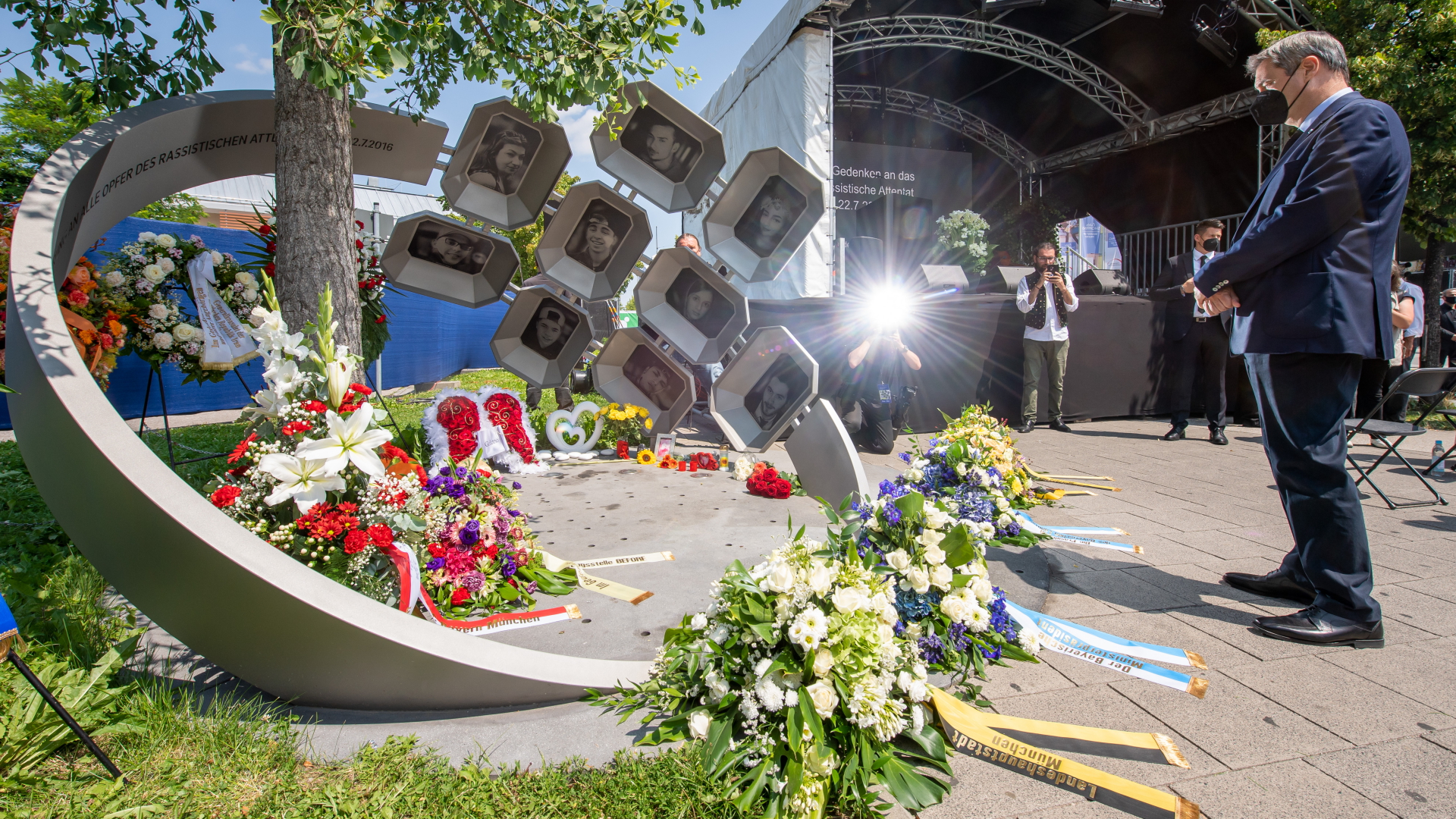 Markus Söder (CSU), Ministerpräsident von Bayern, steht vor Beginn der Gedenkveranstaltung zum fünften Jahrestag des Anschlags am Olympia-Einkaufszentrum OEZ in München vor dem Denkmal. | dpa