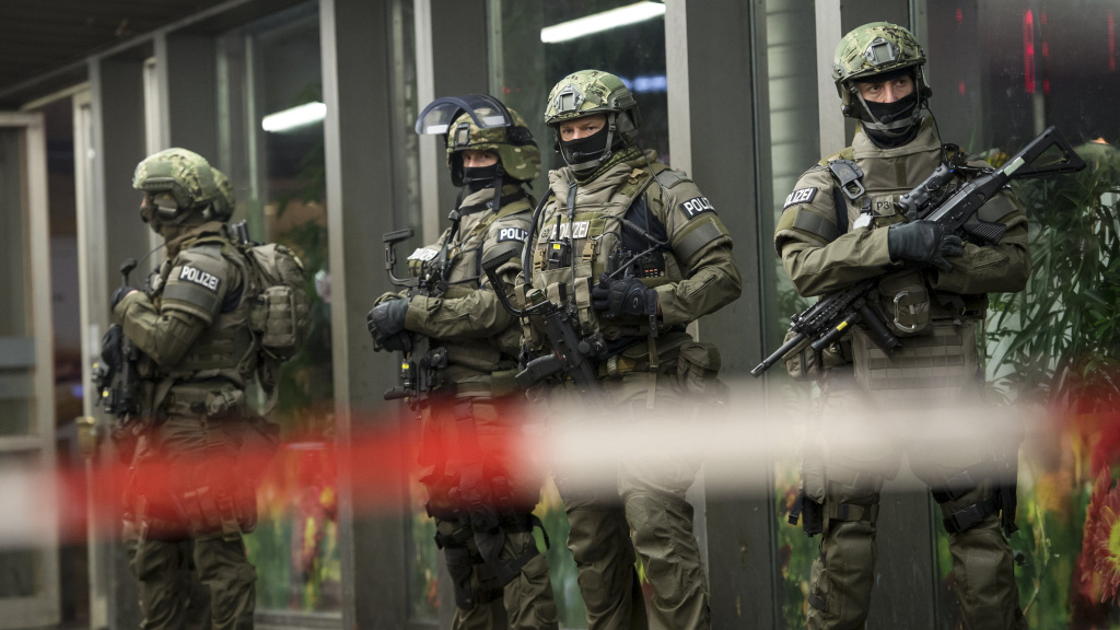 Polizisten vor dem Münchner Hauptbahnhof | null