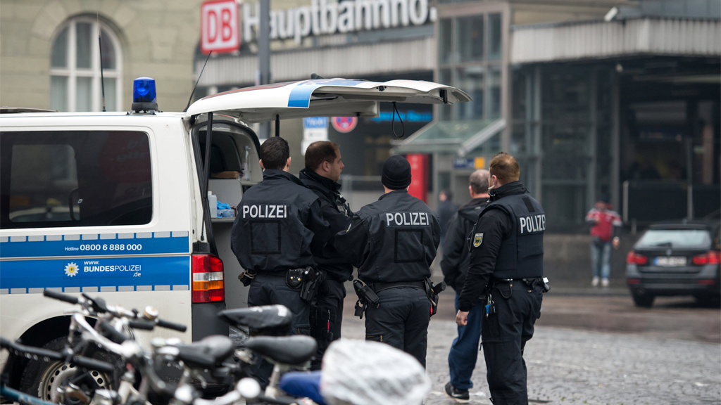 Polizisten stehen in München vor dem Hauptbahnhof.