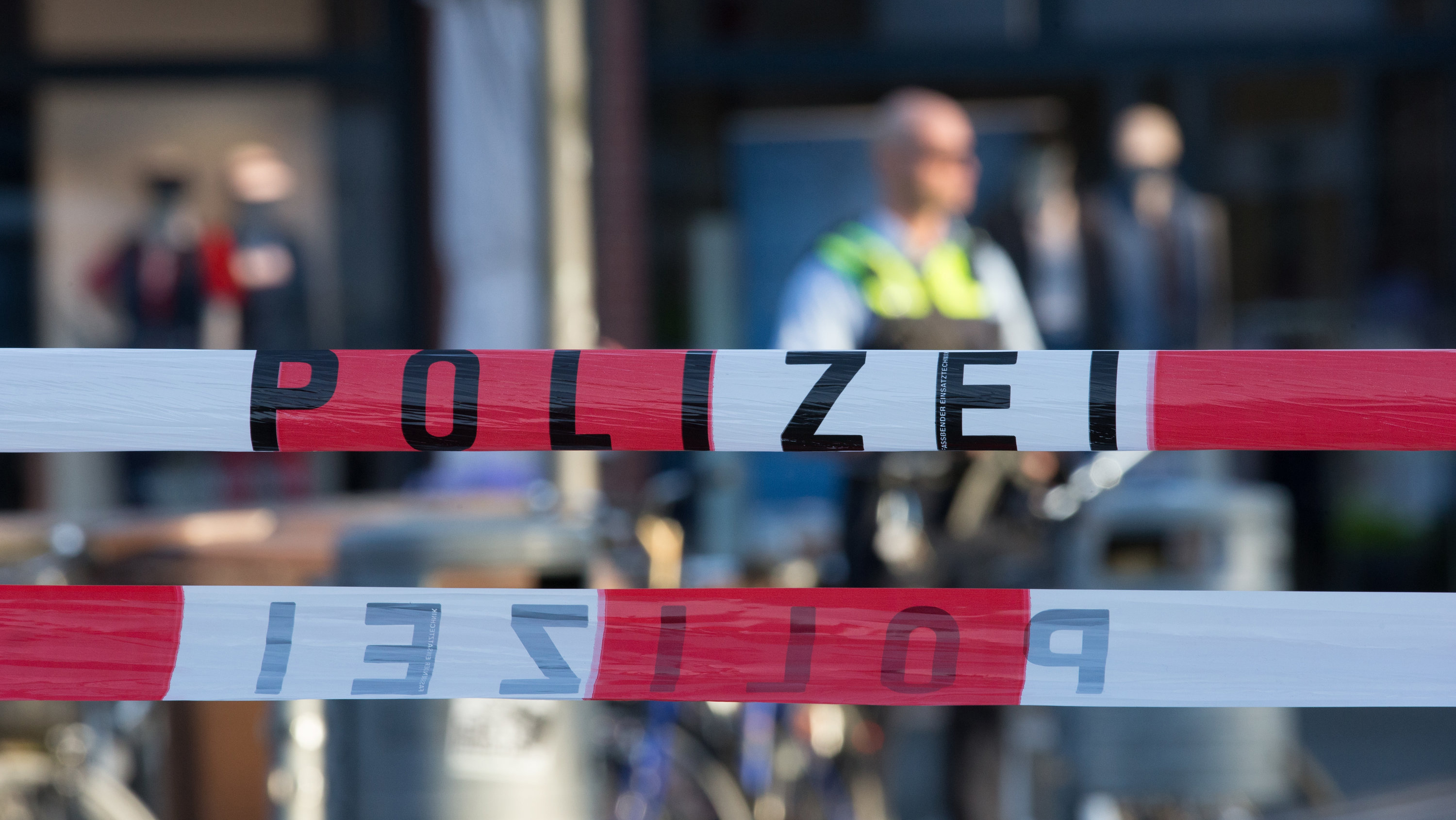 Polizisten hinter Absperrung am Tatort | dpa