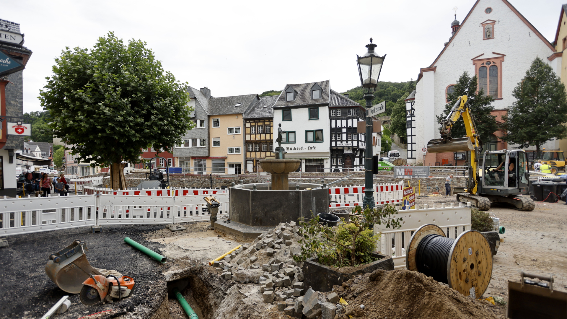 Blick auf die historische Altstadt von Bad Münstereifel ein Jahr nach der Flutkatastrophe im Juli 2021.  | dpa