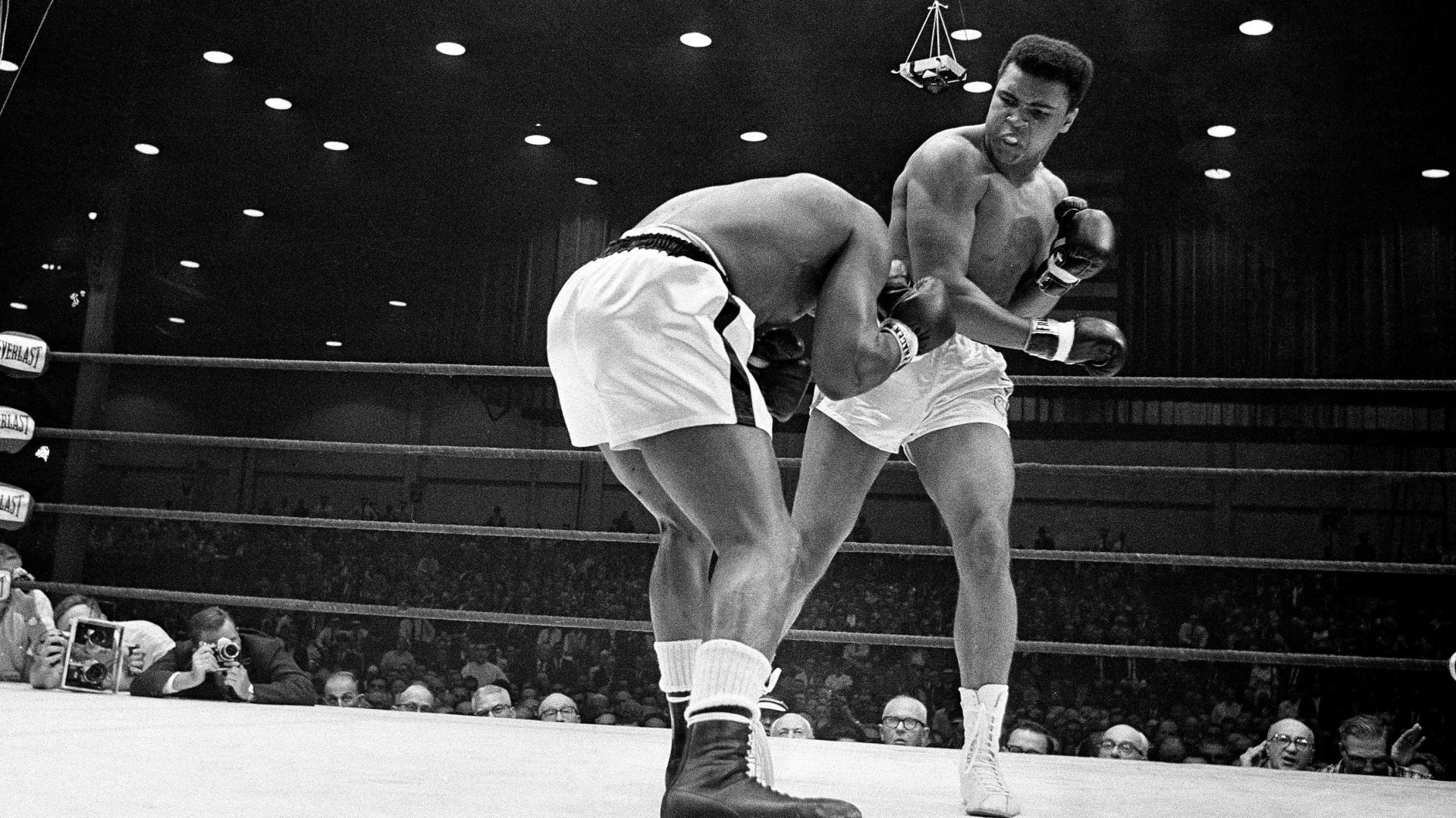 Muhammad Ali setzt im Kampf um den Weltmeistertitel gegen Sonny Liston im Februar 1964 in Miami Beach (USA) einen Schlag. | AP