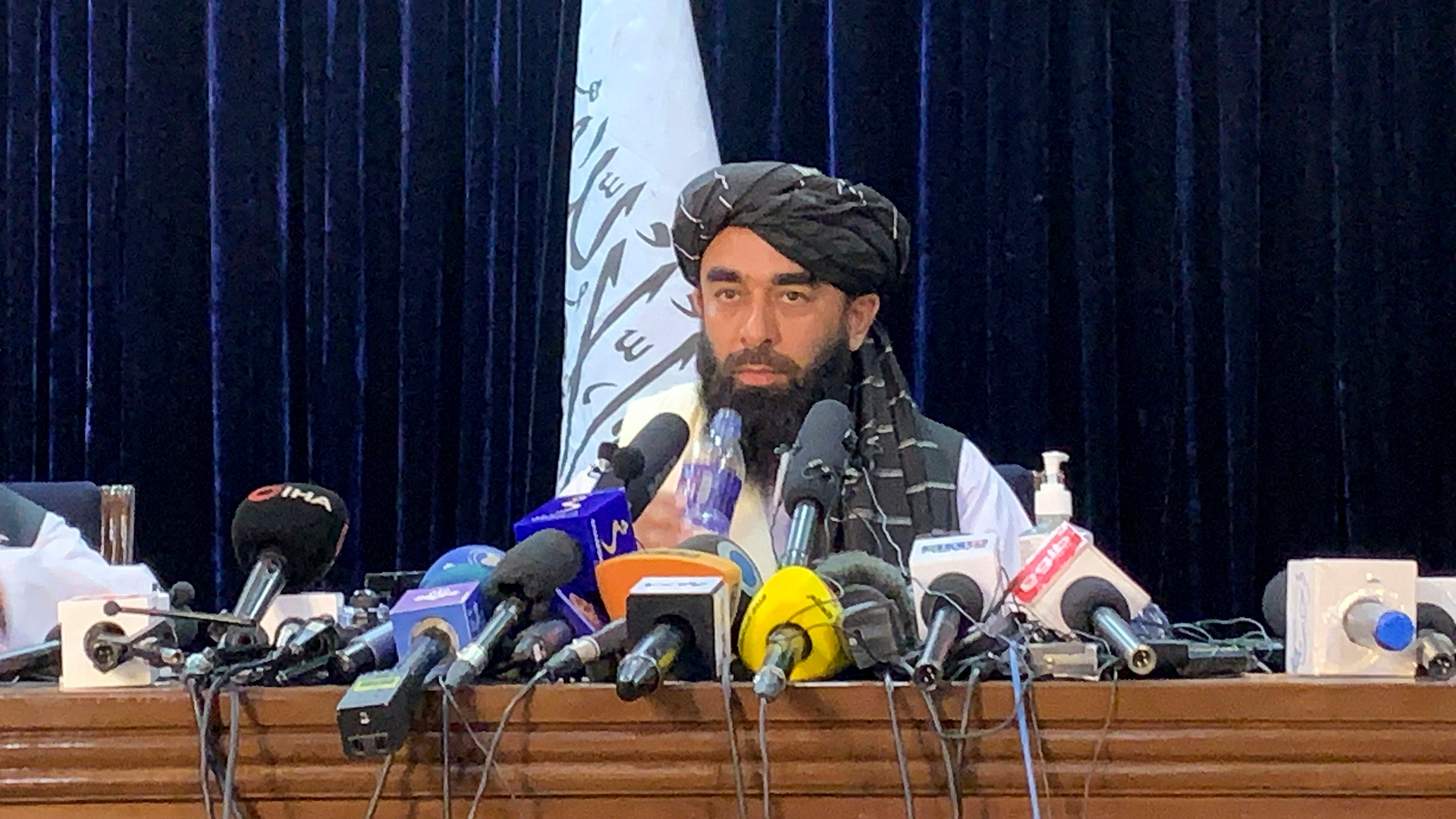 Taliban-Sprecher Zabihullah Mujahid spricht auf seiner ersten Pressekonferenz in Kabul | AP