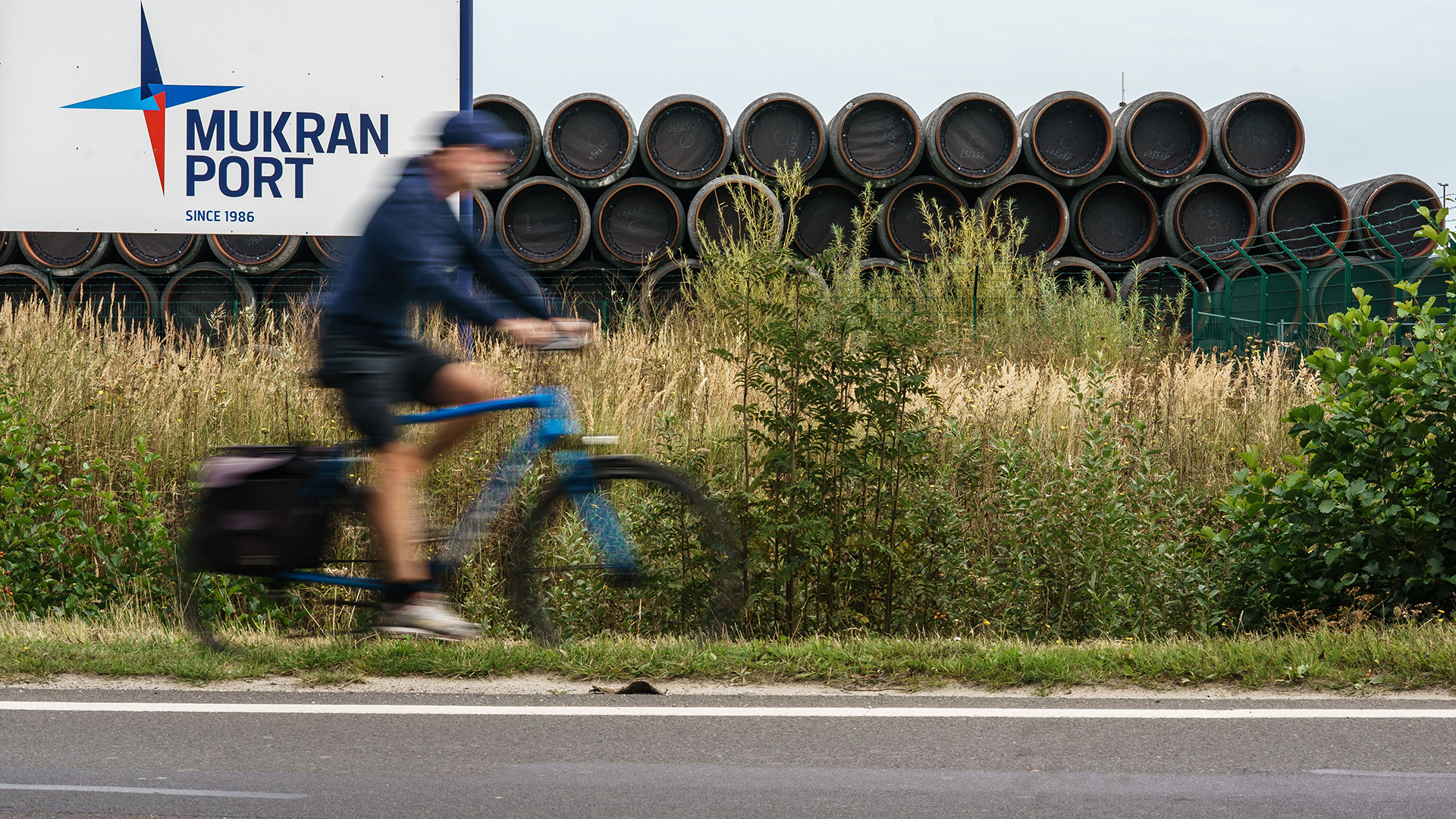Rohre für den Bau des deutsch-russischen Gasleitungsprojekts Nord Stream 2 türmen sich im Hafen Mukran in Sassnitz | CLEMENS BILAN/EPA-EFE/Shuttersto