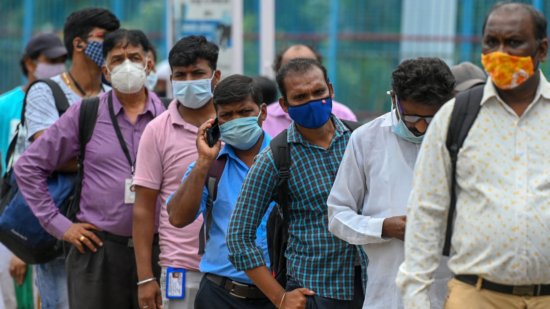 Menschen in Mumbai stehen in einer Schlange | AFP