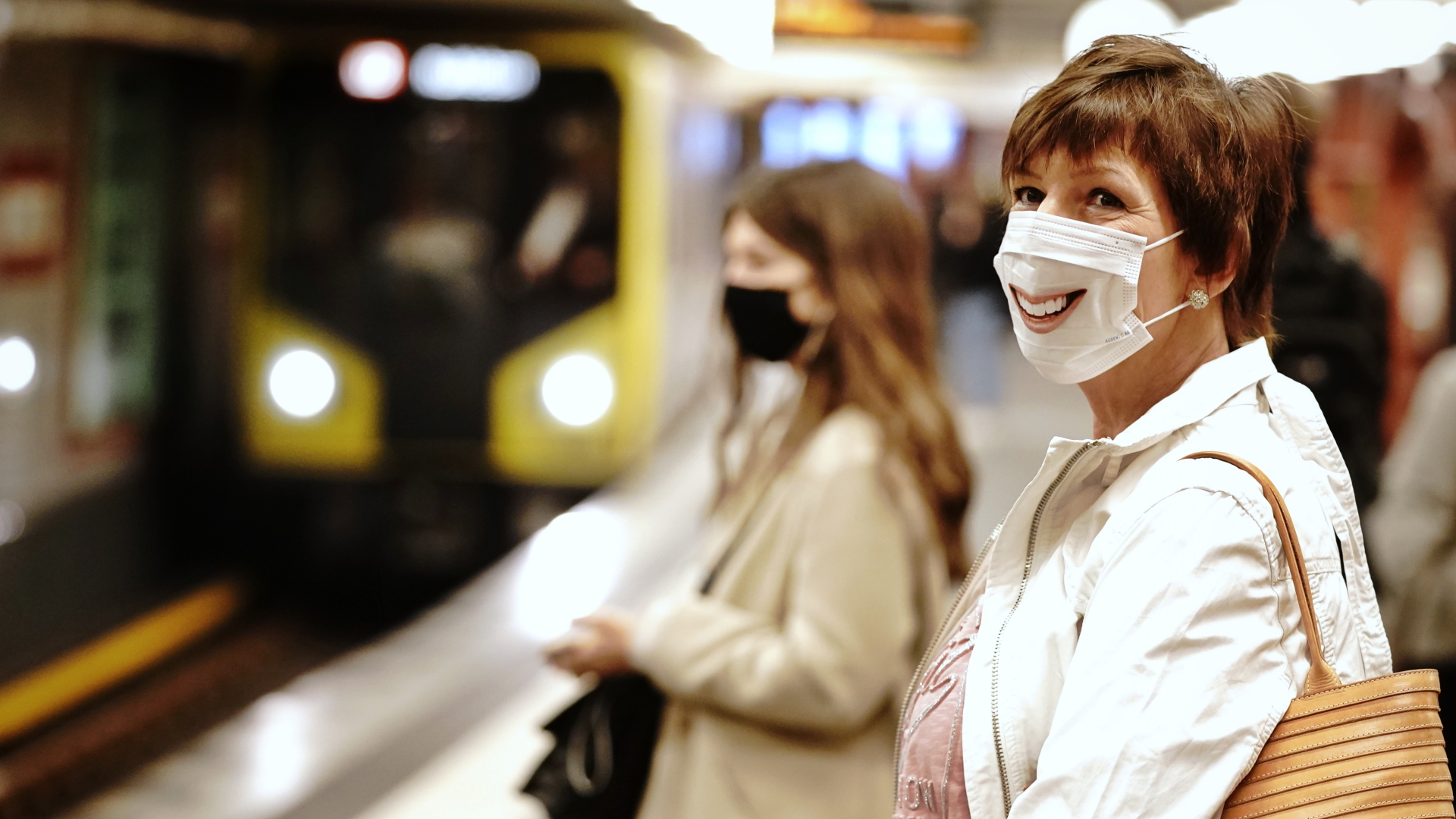Fahrgäste auf einem U-Bahnsteig mit Mundschutz | dpa