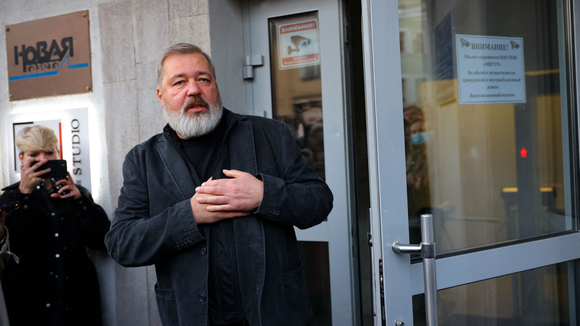Der Chefredakteur der kremlkritischen Zeitung "Nowaja Gaseta", Dimitri Muratow, vor der Redaktion in Moskau.  | AFP