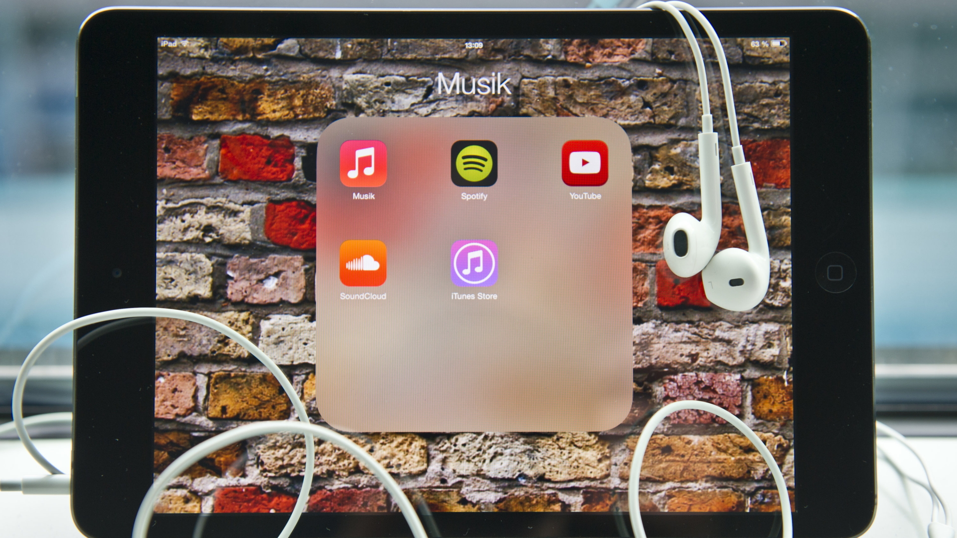 Symbole verschiedener Musik-Apps sind auf einem iPad zu sehen